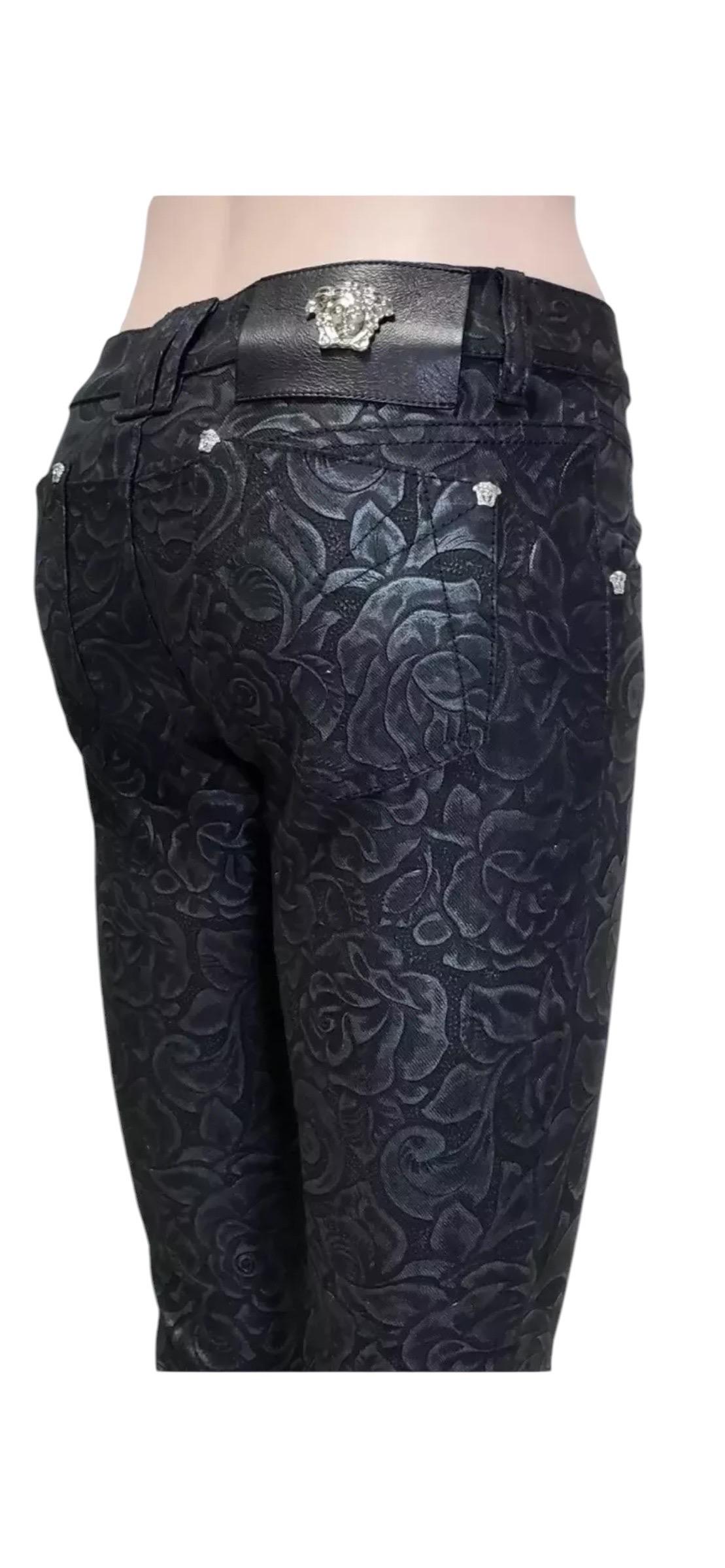 S/S 2014 Look #5 Versace Black Floral Print Slim Jeans Pants Size 26 For Sale 4