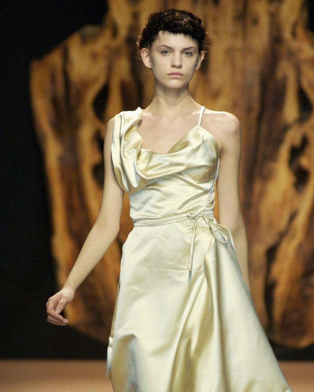 S/S 2014 Vivienne Westwood White Strapless Silk Drape Gown (robe drapée en soie sans bretelles) 3