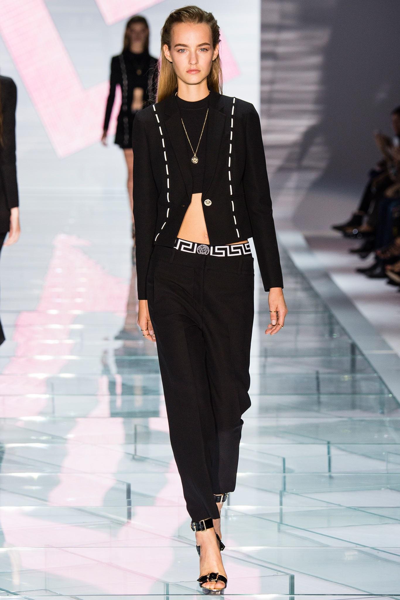 S/S 2015 Look # 1 VERSACE BLACK SILK KNITTED STRETCHY CROP TOP 38 - 2 In New Condition For Sale In Montgomery, TX