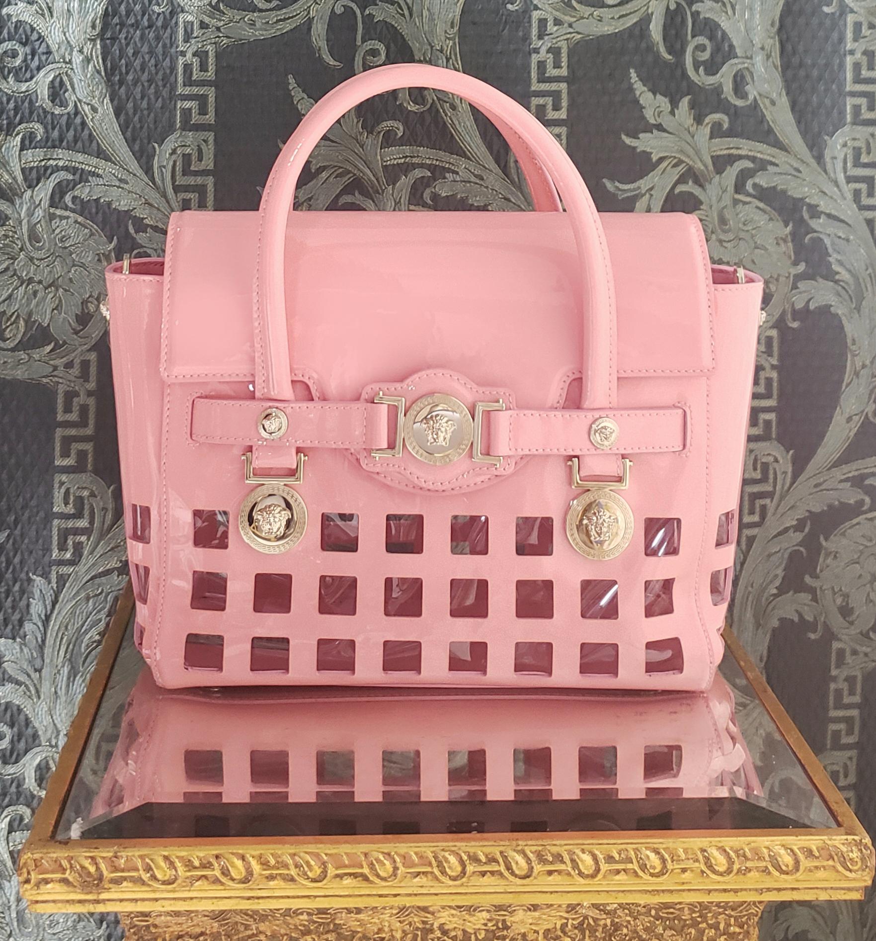 Rose VERSACE SAC EN CUIR ROSE PERFORÉ look 11, 2015 en vente