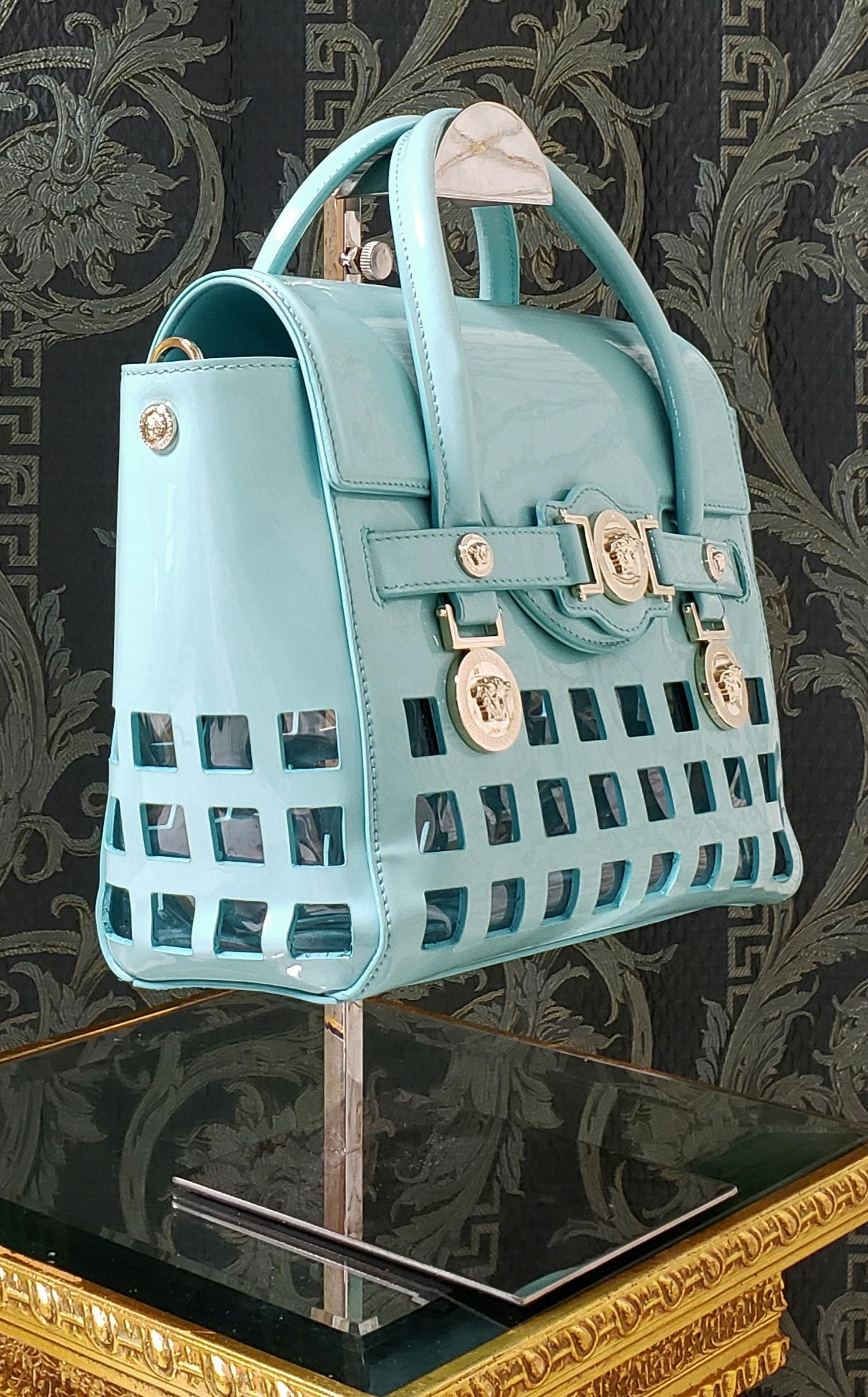 F/S 2015 Look # 9 VERSACE PERFORATED PATENT BLUE LEATHER BAG (Blau) im Angebot