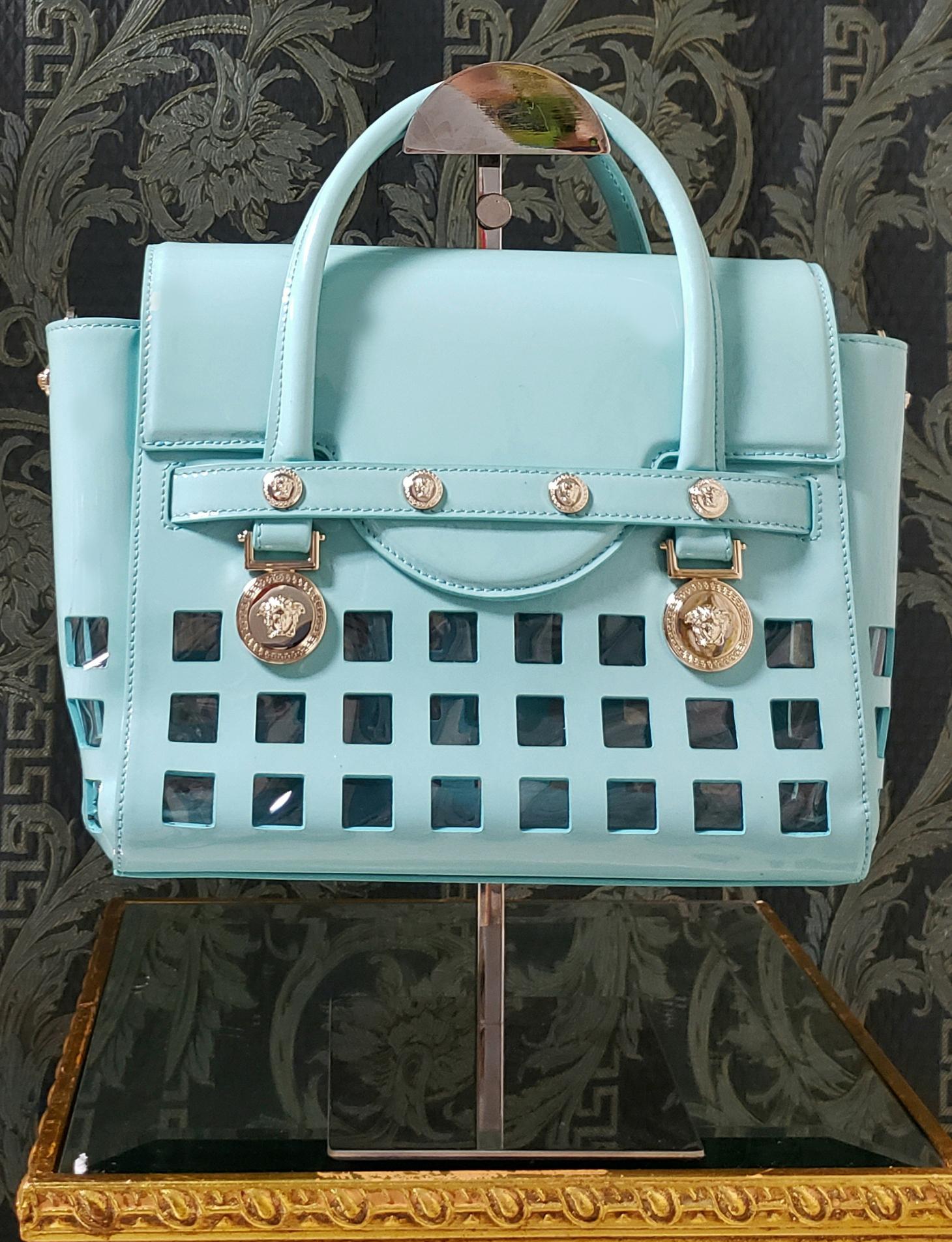 F/S 2015 Look # 9 VERSACE PERFORATED PATENT BLUE LEATHER BAG im Zustand „Neu“ im Angebot in Montgomery, TX