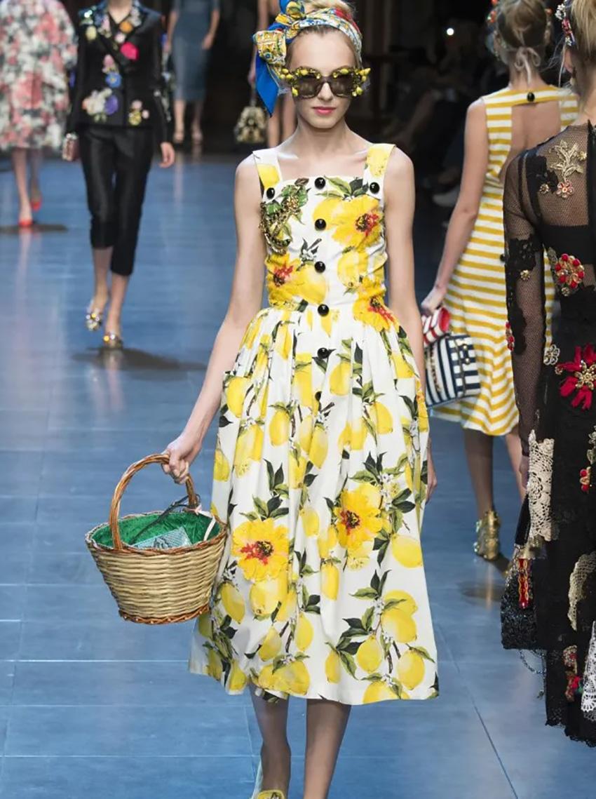  DOLCE&GABBANA 

Collection Spring/Summer 2016 

high waist long skirt lemon print dress with crystal embellished gold-tone brooch 
Midi length
Sleeveless

Content: viscose

Size IT 36 - US 0

Brand new, with tags!
 100% authentic guarantee 

      