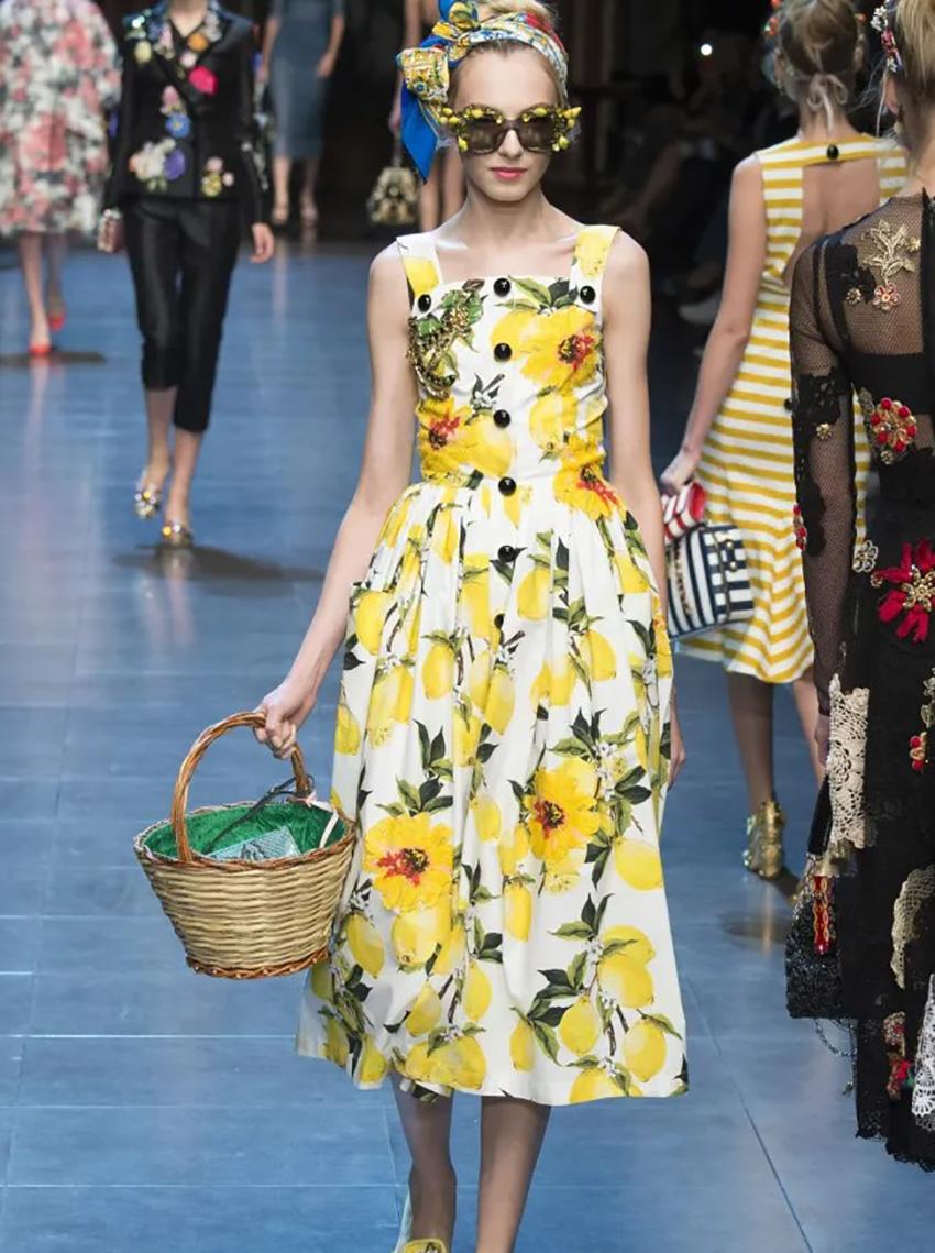  DOLCE&GABBANA 

Collection Spring/Summer 2016 

high waist long skirt lemon print dress with crystal embellished gold-tone brooshe 
Midi length
Sleeveless

Content: cotton

Size IT 38 - US 2

Brand new, with tags!
 100% authentic guarantee 

      