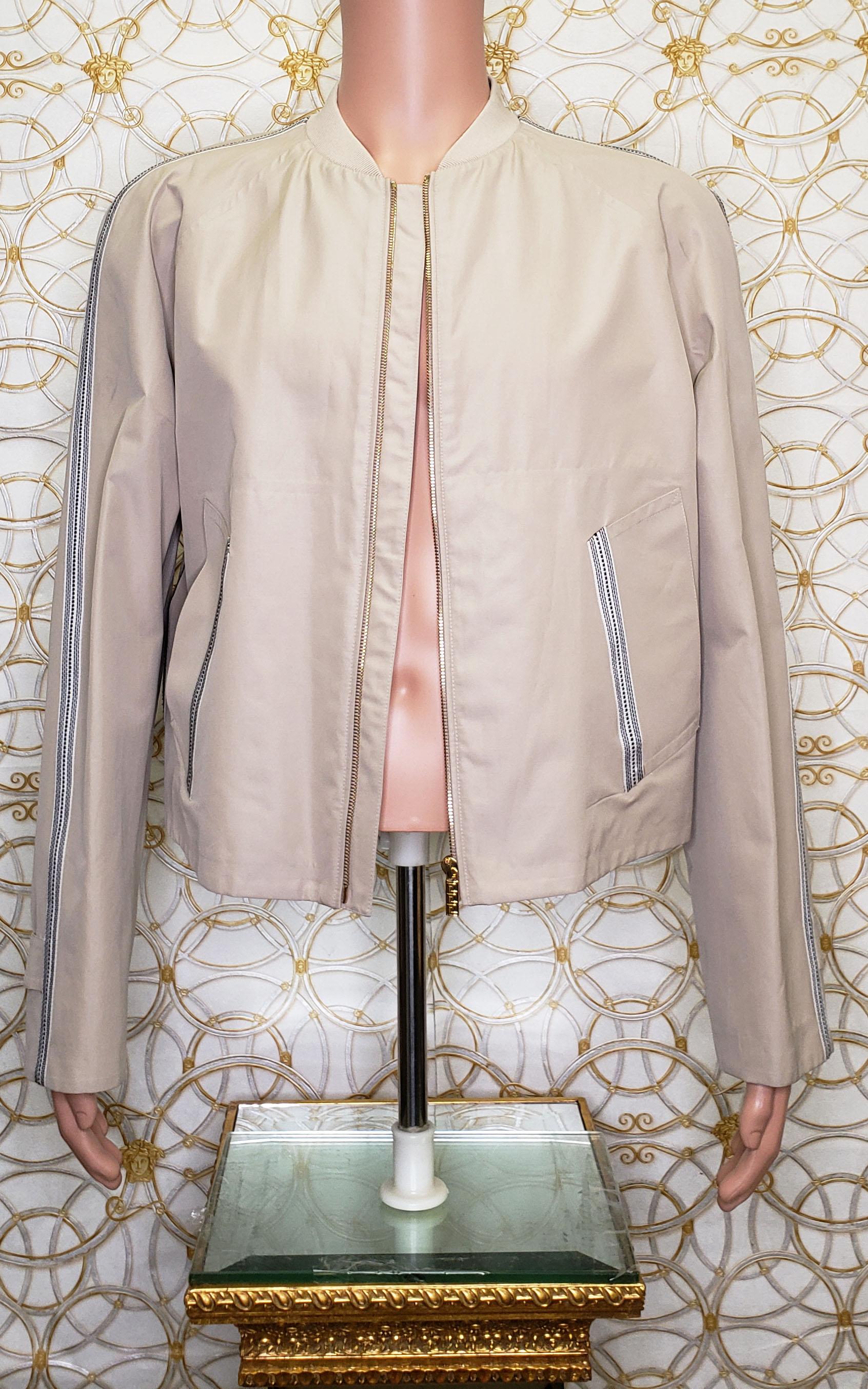VERSACE COAT

Actual runway sample Spring/Summer  2016 Look #17 

Versace Beige Bomber Jacket
Zipper closure
Content: 47%polyester, 39% cotton, 14% polyurethane
lining: 63: viscose, 37% cupro
2nd lining: 100% cotton

Please see the measurements:
23