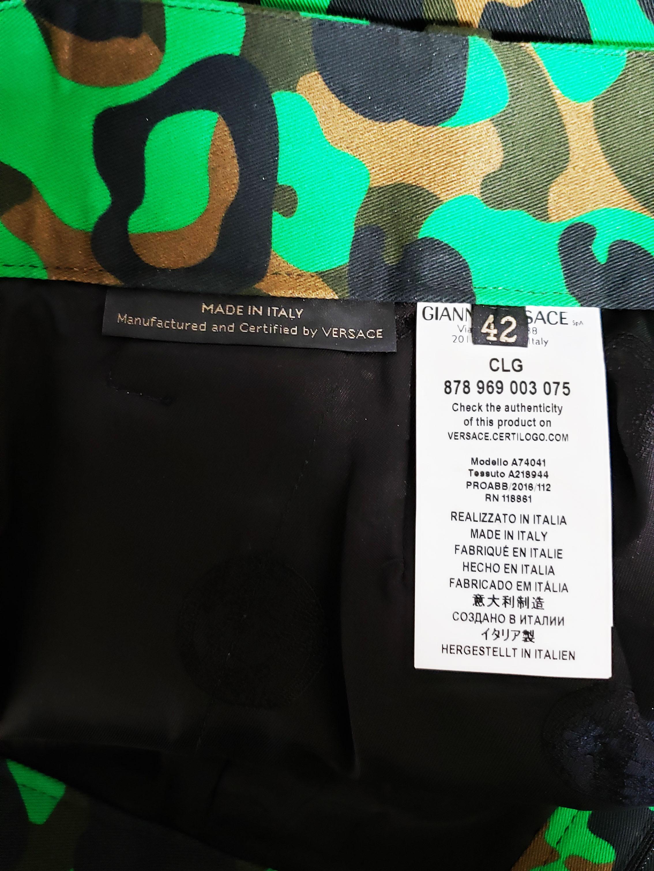 S/S 2016 Look # 12 NEW VERSACE MILITARY CAMOUFLAGE PRINTED SHORTS 42 - 6 For Sale 4