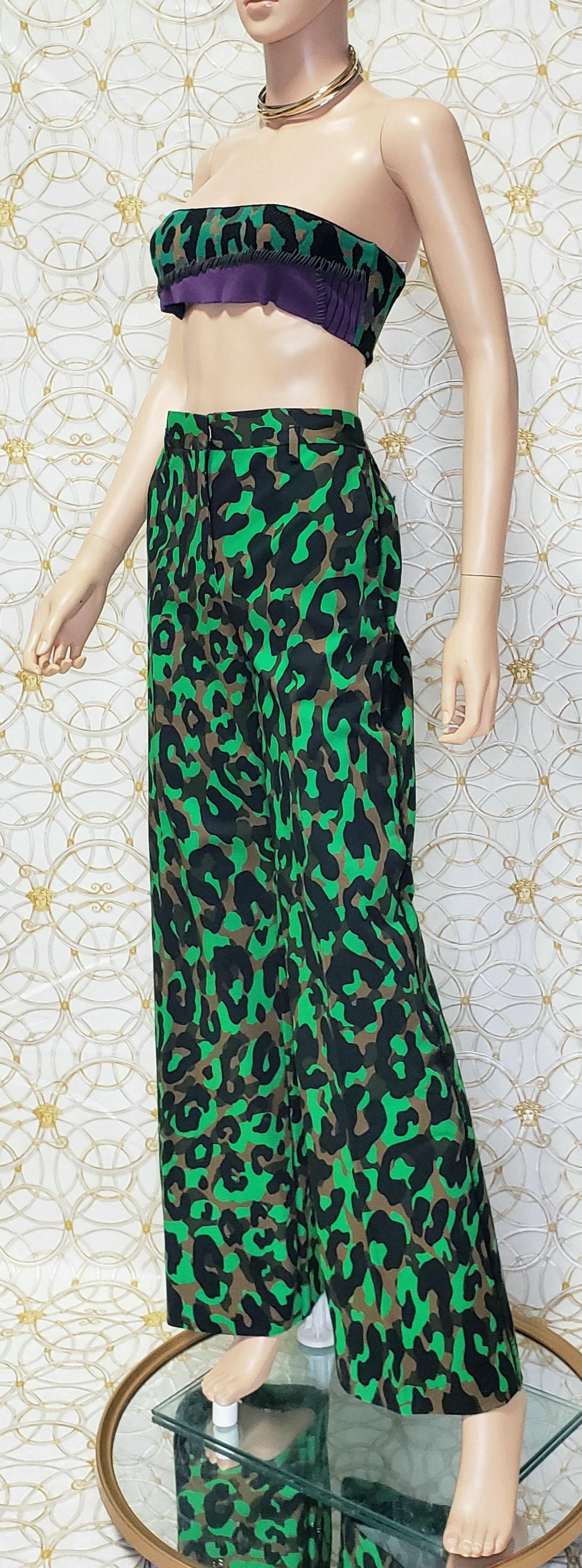 VERSACE 

Esempio reale di passerella Primavera/Estate 2016 Look 13

Pantalone in cotone elasticizzato mimetico


Questo pantalone Versace è realizzato in cotone elasticizzato e presenta una vestibilità rilassata con gamba dritta e bordi