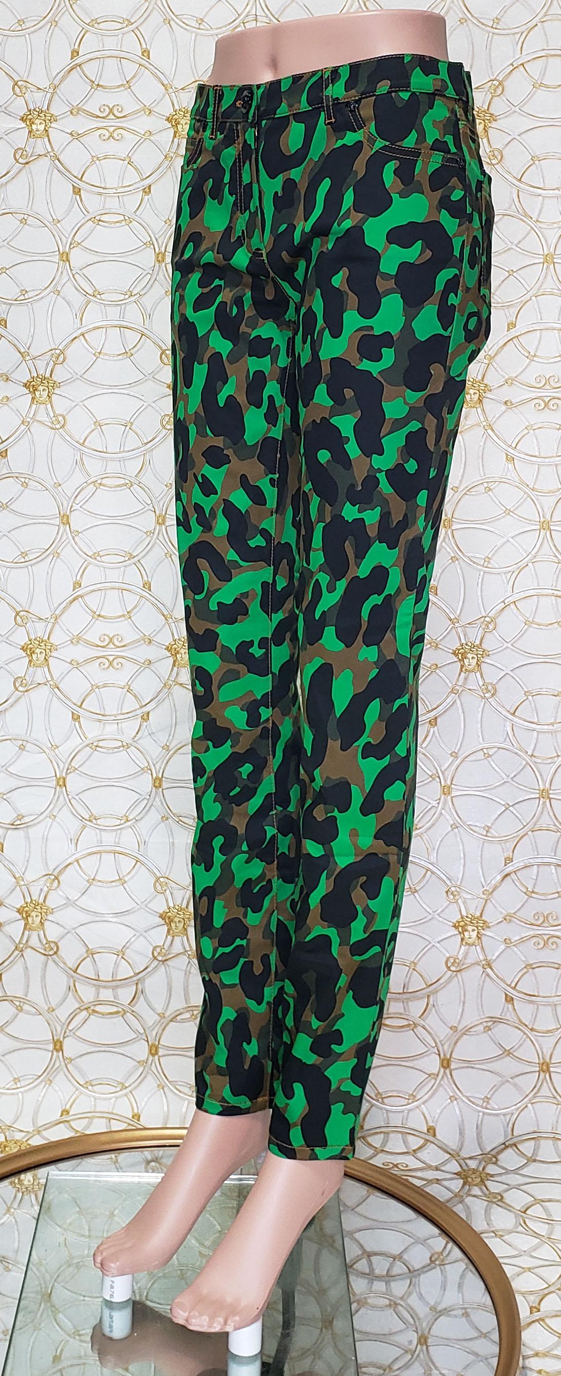 VERSACE 

Collection Spring/Summer 2016

Camouflage Stretch Cotton Pant


This Versace pant is rendered in stretch cotton and features a slim fit.

Details

Concealed front fly with black Medusa button


Content: 

97% cotton, 3% elastane 


 30