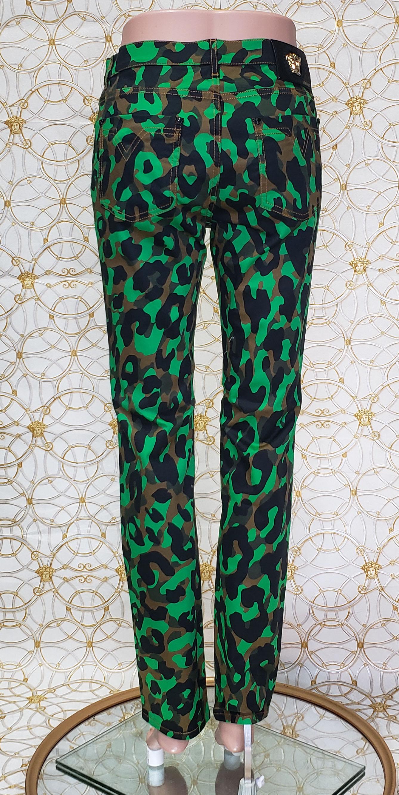 S/S 2016 VERSACE GREEN MILITARY PANTS size 28 In New Condition For Sale In Montgomery, TX