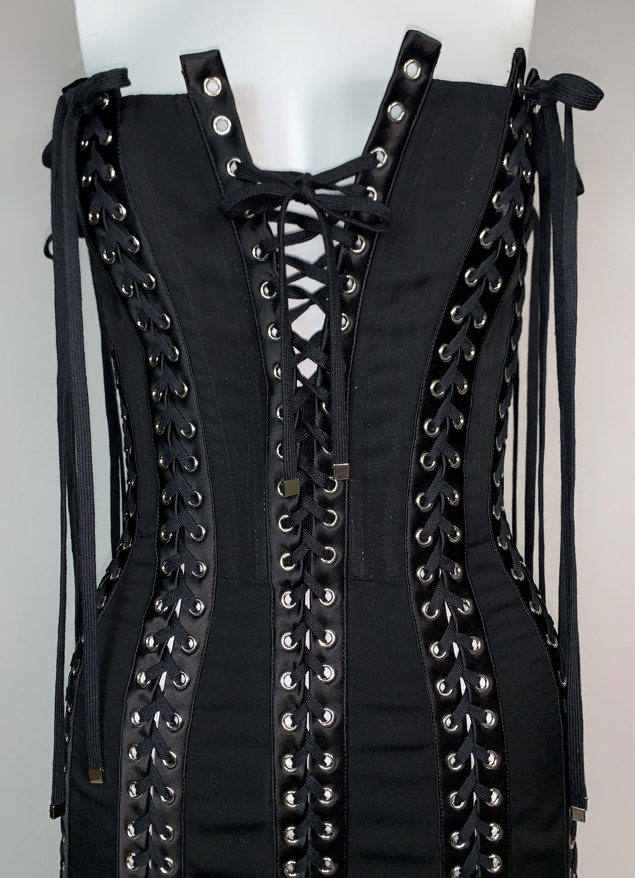 DESIGNER: S/S 2019 Dolce & Gabbana

Bitte kontaktieren Sie uns für weitere Bilder und/oder Informationen.

ZUSTAND: Neu mit Etikett

FABRIC: Seide & Elasthan

LAND: Italien

GRÖSSE: 40 aber dieses Kleid ist dehnbar und die Korsettbindungen erlauben