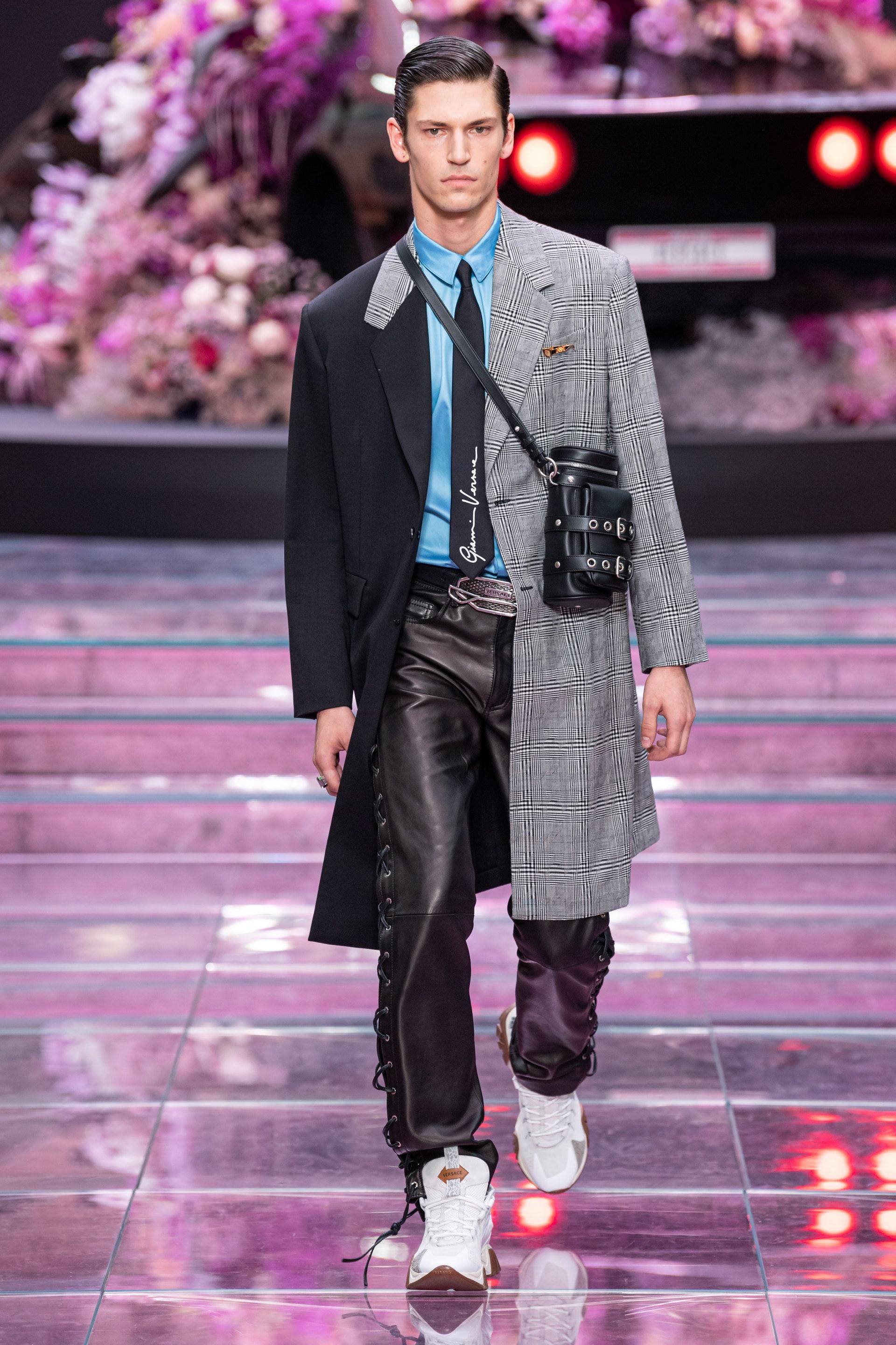 VERSACE
2020 S/S Collection Versace went so big on cars because, Donatella said, “when a man 
becomes a man the first thing he wants is a car.”
This also seemed a quiet aside to the memory of when her brother Gianni, then aged 19, 
convinced