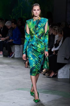 S/S 2020 Look # 18 VERSACE ROBE PRINT EN SOIE GRÉE taille EU 38