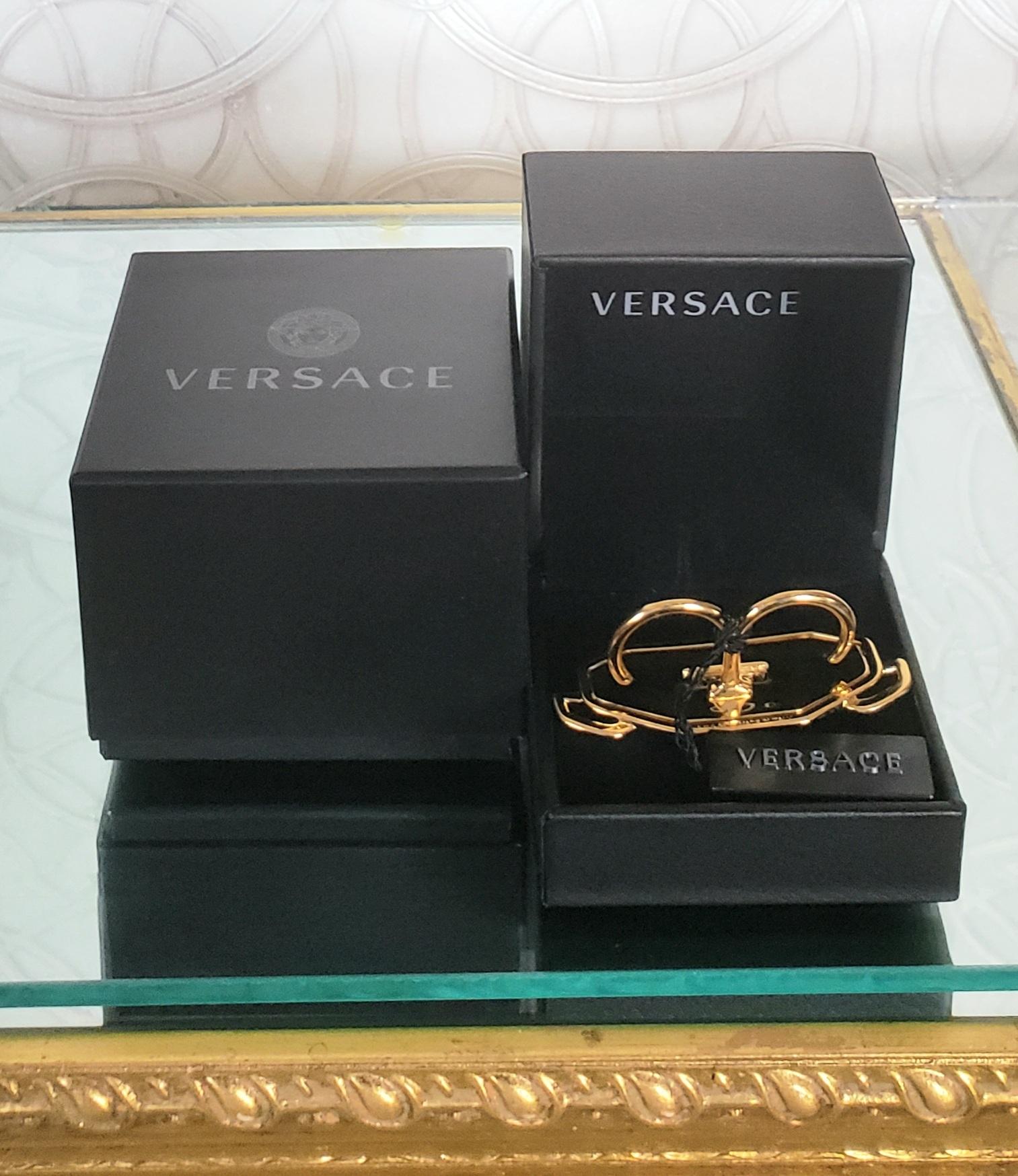 Versace, bague à deux crinières plaquée or, printemps-été 2020, neuve en vente 4