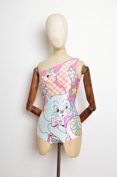 P/E 2022 Moschino Couture Costume da bagno monospalla con stampa a cartoni animati colorati
