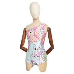 P/E 2022 Moschino Couture Costume da bagno monospalla con stampa a cartoni animati colorati