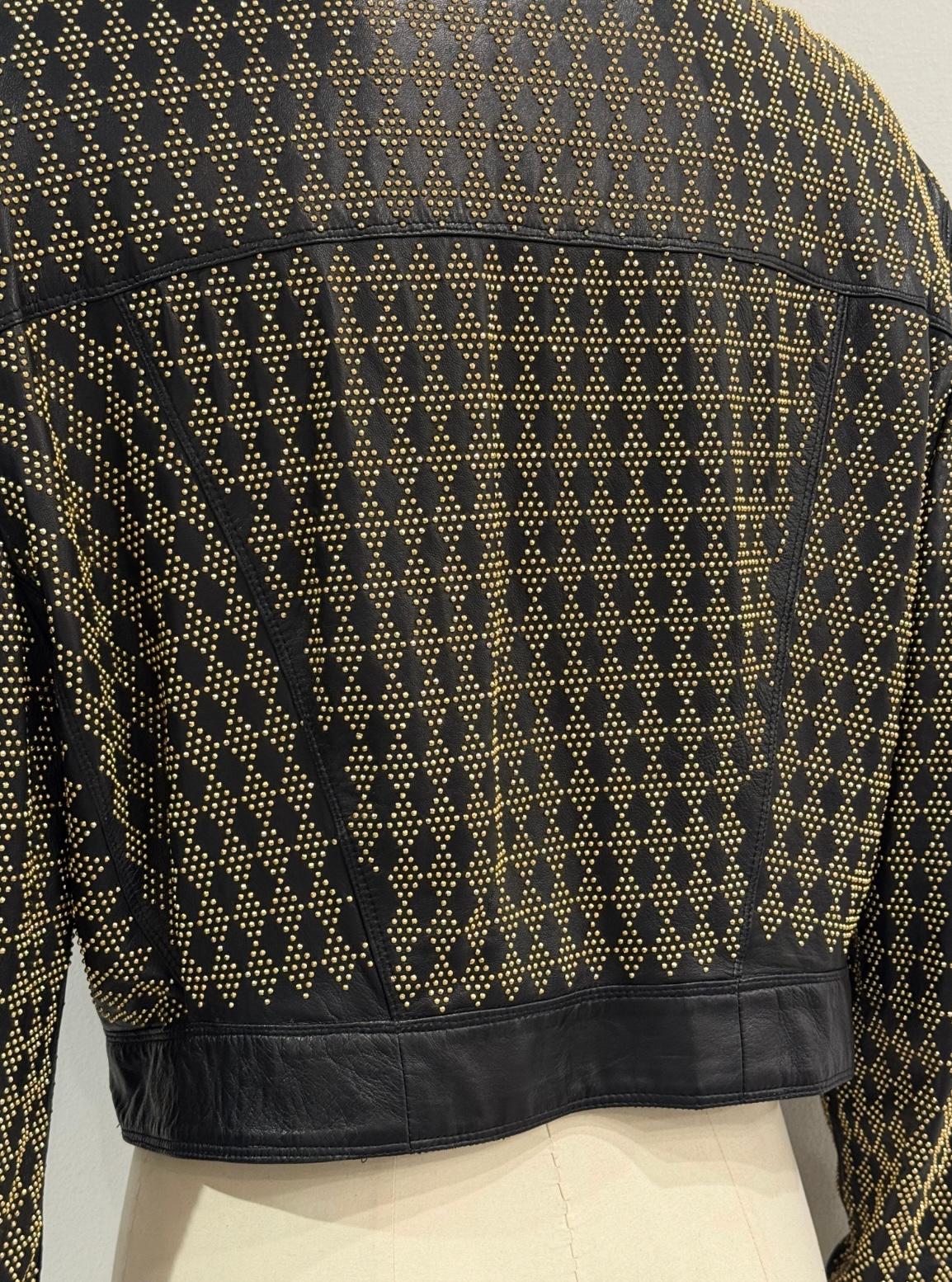 S/S1992 Gianni Versace, veste en cuir clouté avec de gros clous en métal doré en vente 5