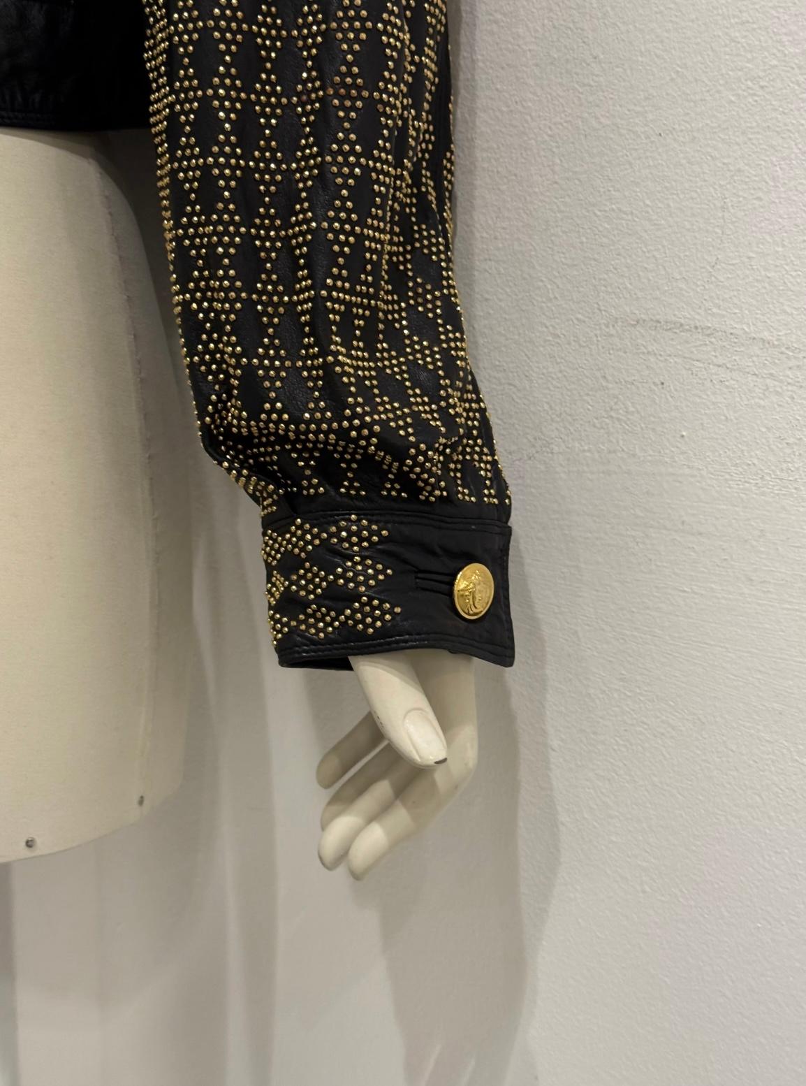 S/S1992 Gianni Versace, veste en cuir clouté avec de gros clous en métal doré en vente 6