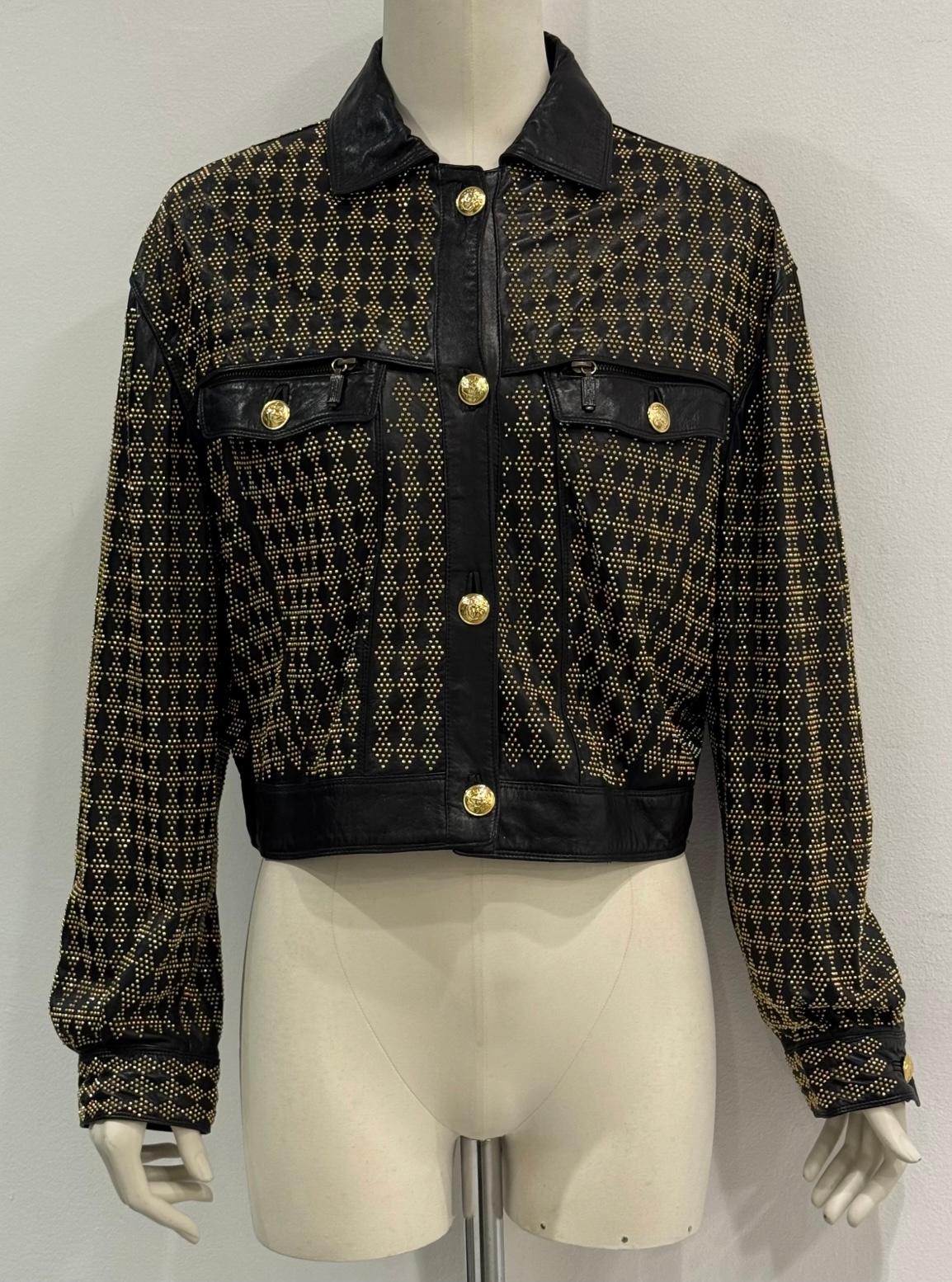 S/S 1992 Gianni Versace, veste en cuir clouté avec de gros clous en métal doré

Cette veste emblématique de Gianni Versace, issue de la collection printemps-été 1992, incarne l'esthétique maximaliste et audacieuse de la marque. Confectionné en cuir