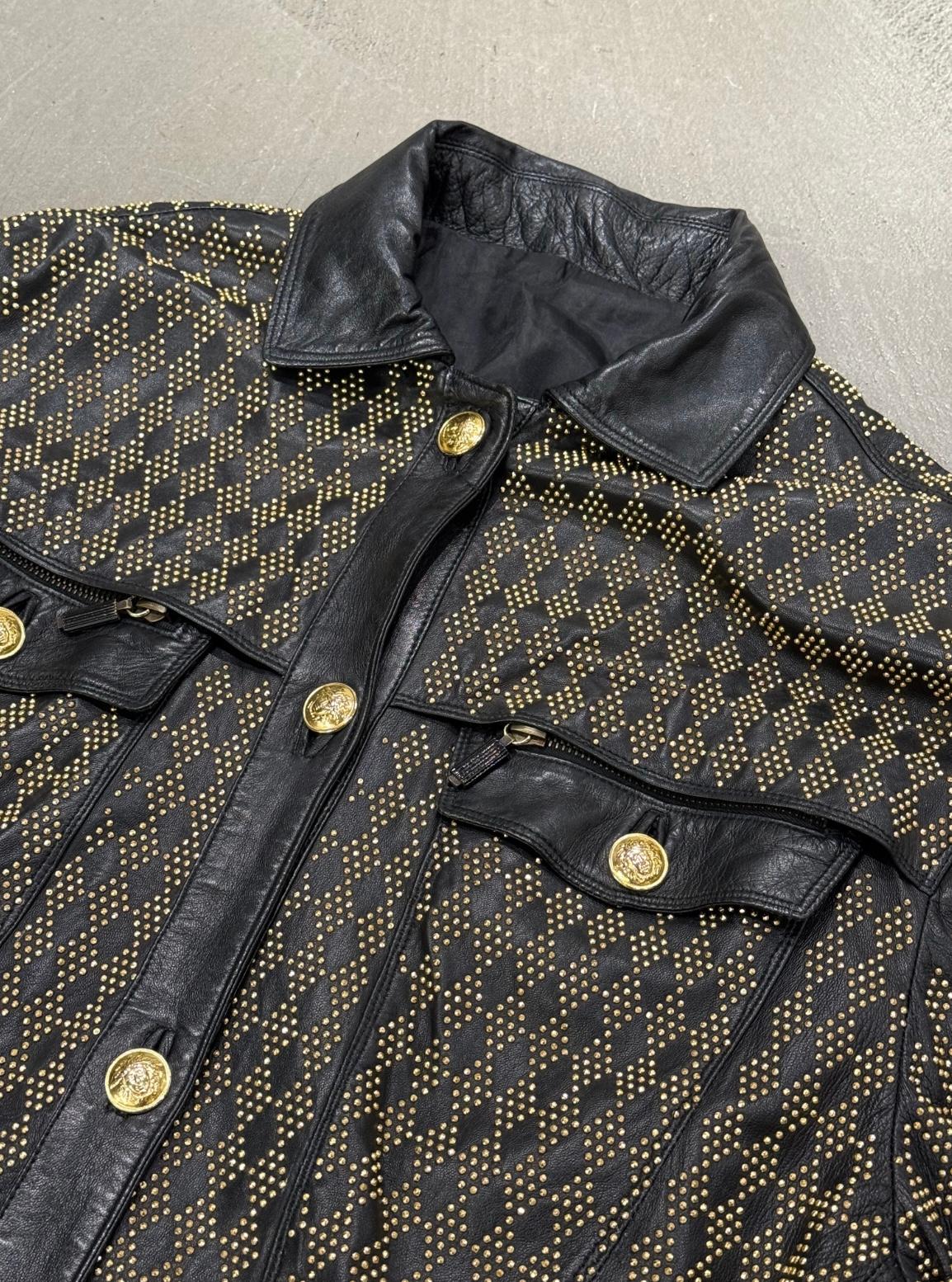 Black S/S1992 Gianni Versace, veste en cuir clouté avec de gros clous en métal doré en vente