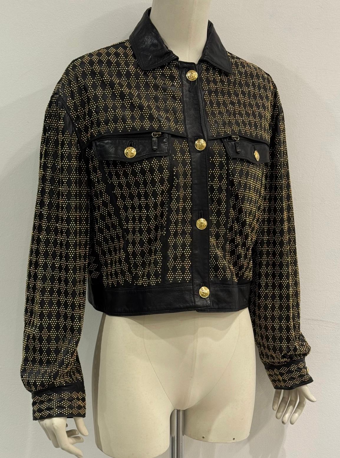 S/S1992 Gianni Versace, veste en cuir clouté avec de gros clous en métal doré Pour femmes en vente