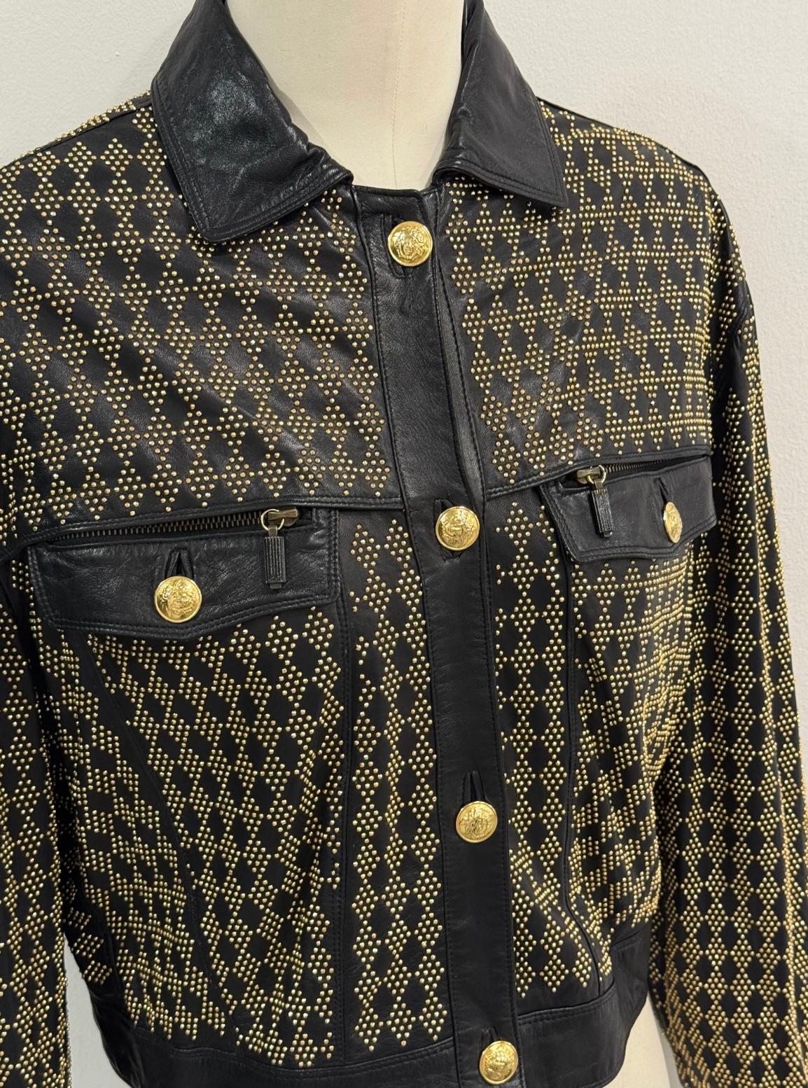 S/S1992 Gianni Versace, veste en cuir clouté avec de gros clous en métal doré en vente 2