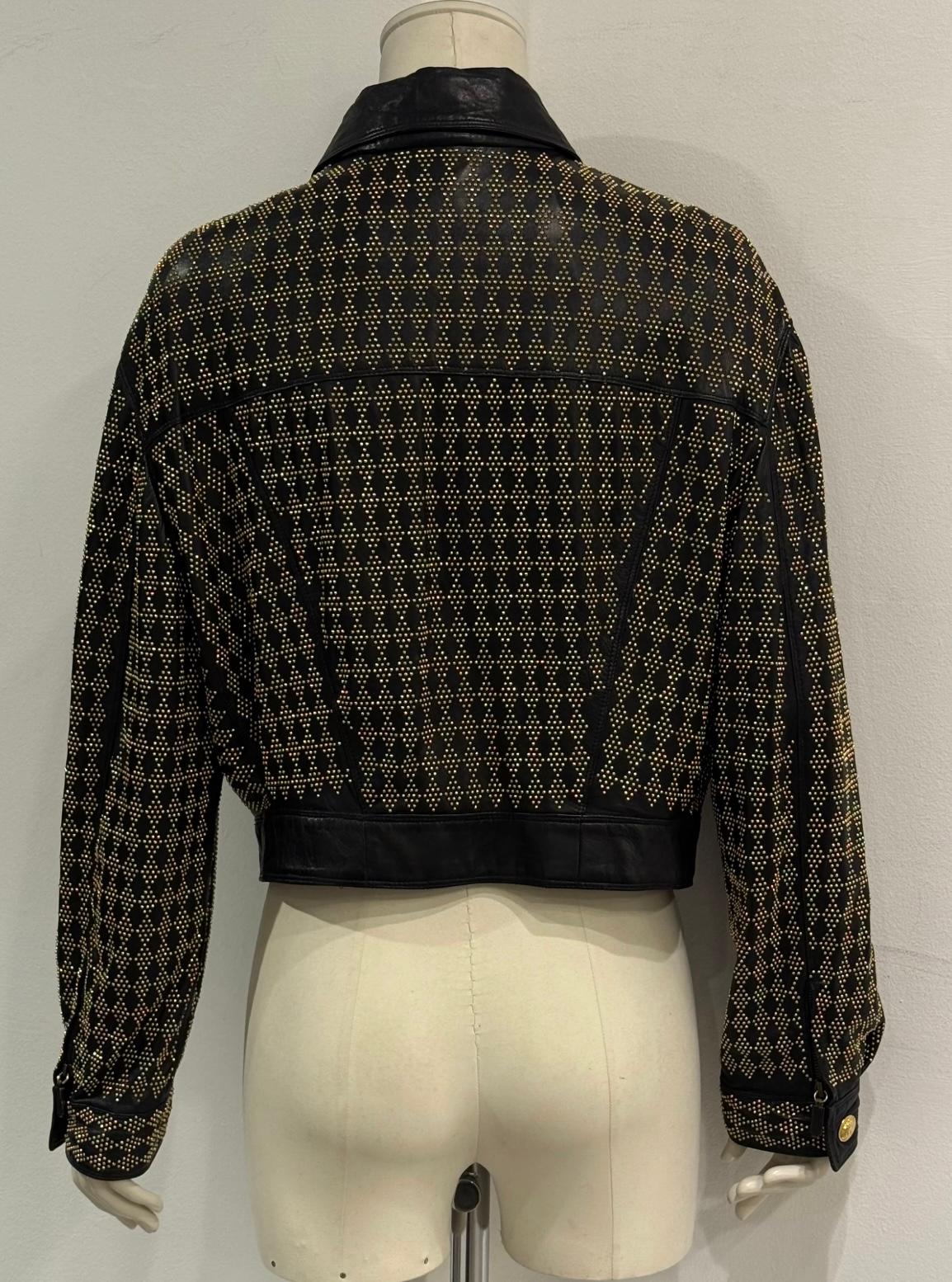 S/S1992 Gianni Versace, veste en cuir clouté avec de gros clous en métal doré en vente 3
