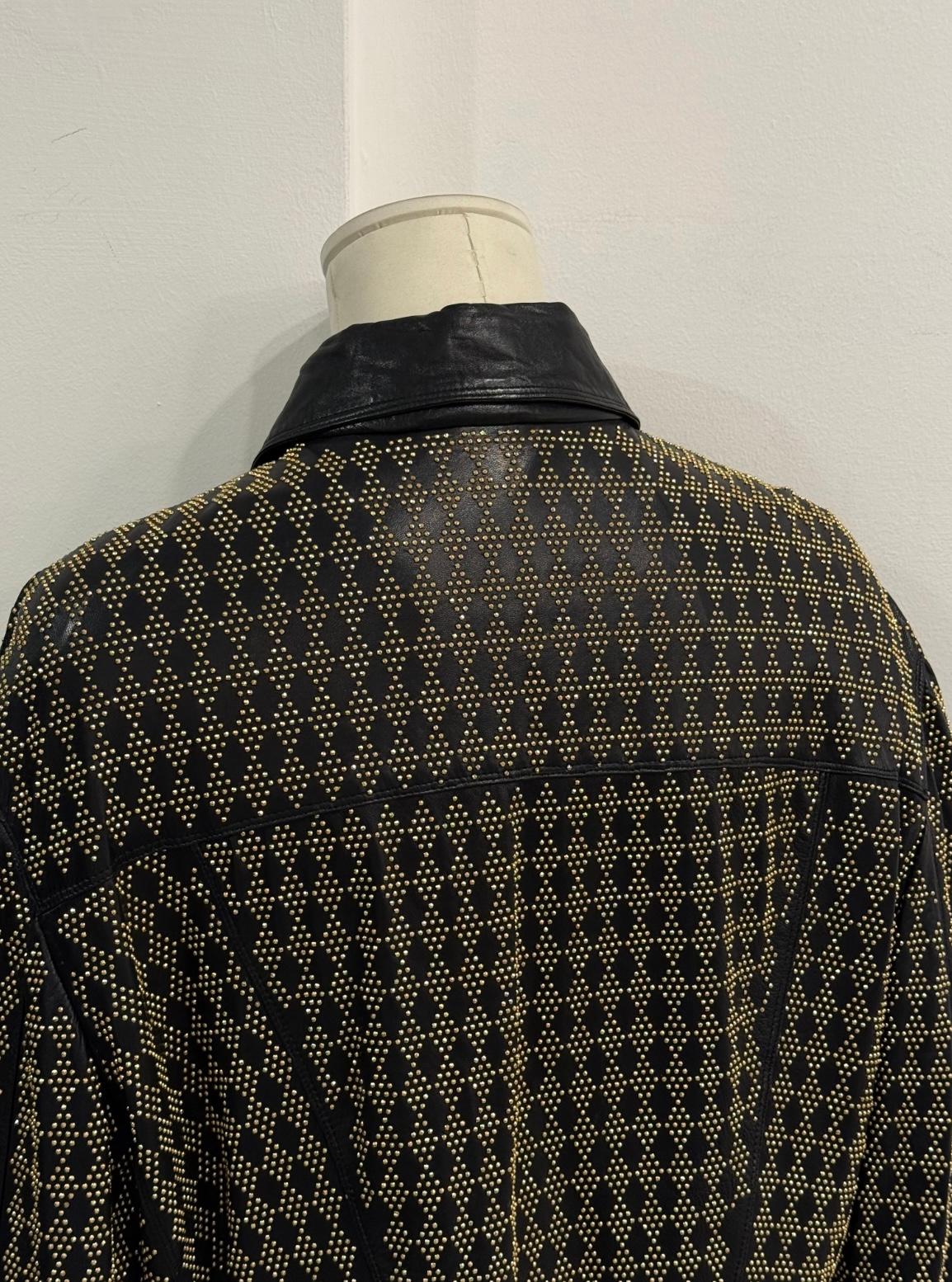 S/S1992 Gianni Versace, veste en cuir clouté avec de gros clous en métal doré en vente 4