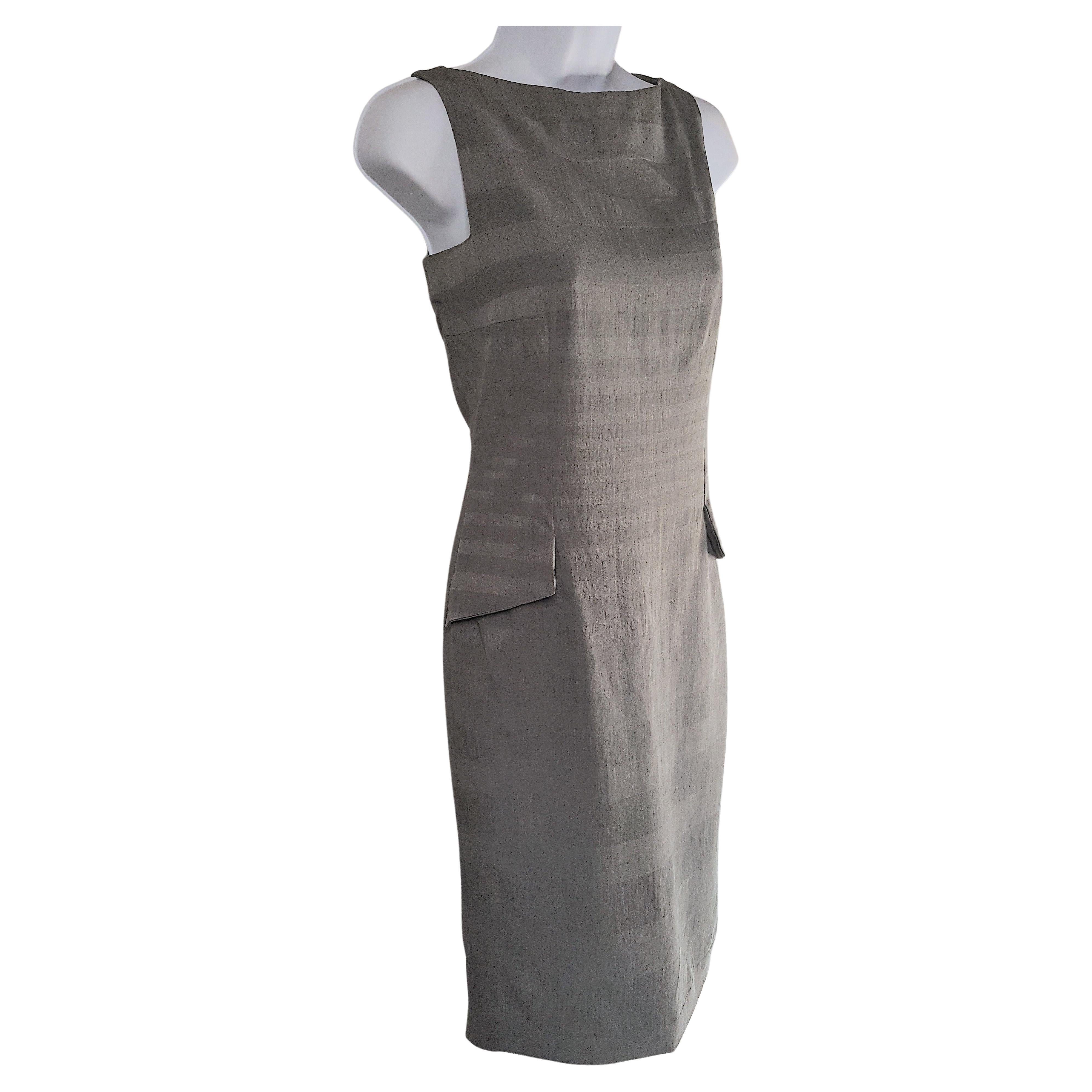 Acquise auprès de la boutique phare française Christian Dior à Paris lorsque John Galliano en était le directeur artistique pour la haute couture et le prêt-à-porter, cette robe fourreau sans manches à encolure bateau, qui met en valeur les hanches,