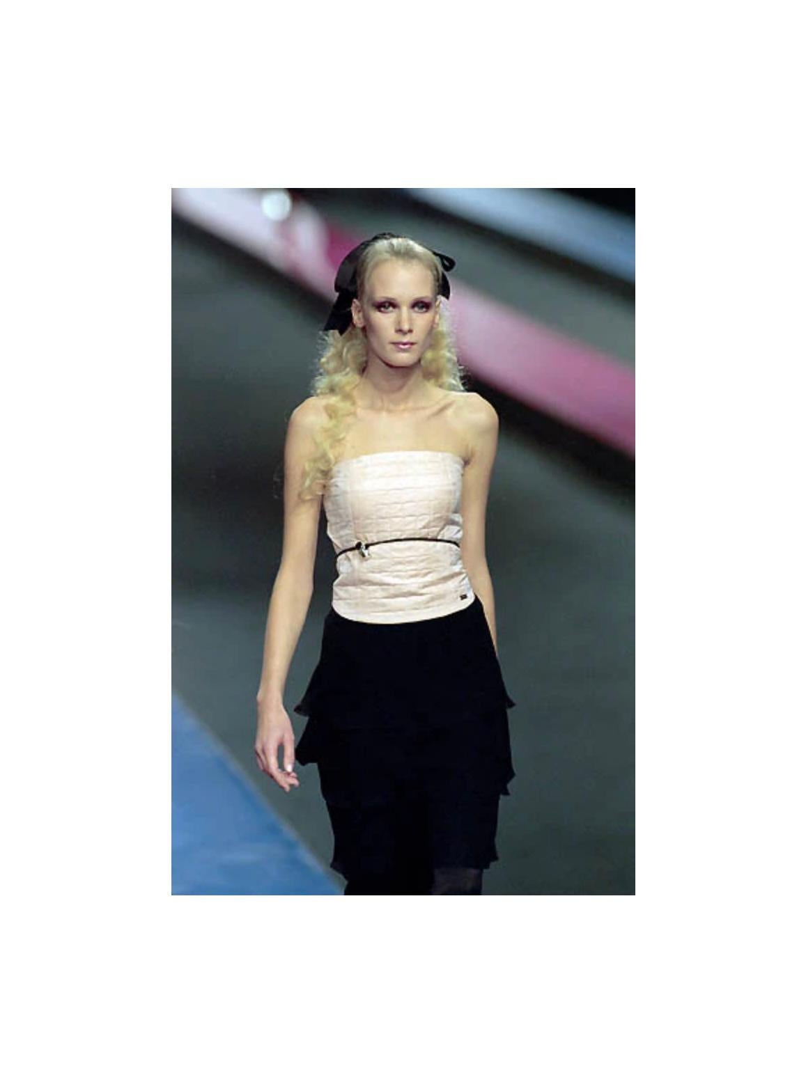 S/S 2000 Chanel runway padded set top & skirt

This S/S 2000 Chanel runway set features a padded strapless top and matching mini skirt, crafted in rich cotton with a subtle quilted structure that enhances the sculpted silhouette. Clean lines and