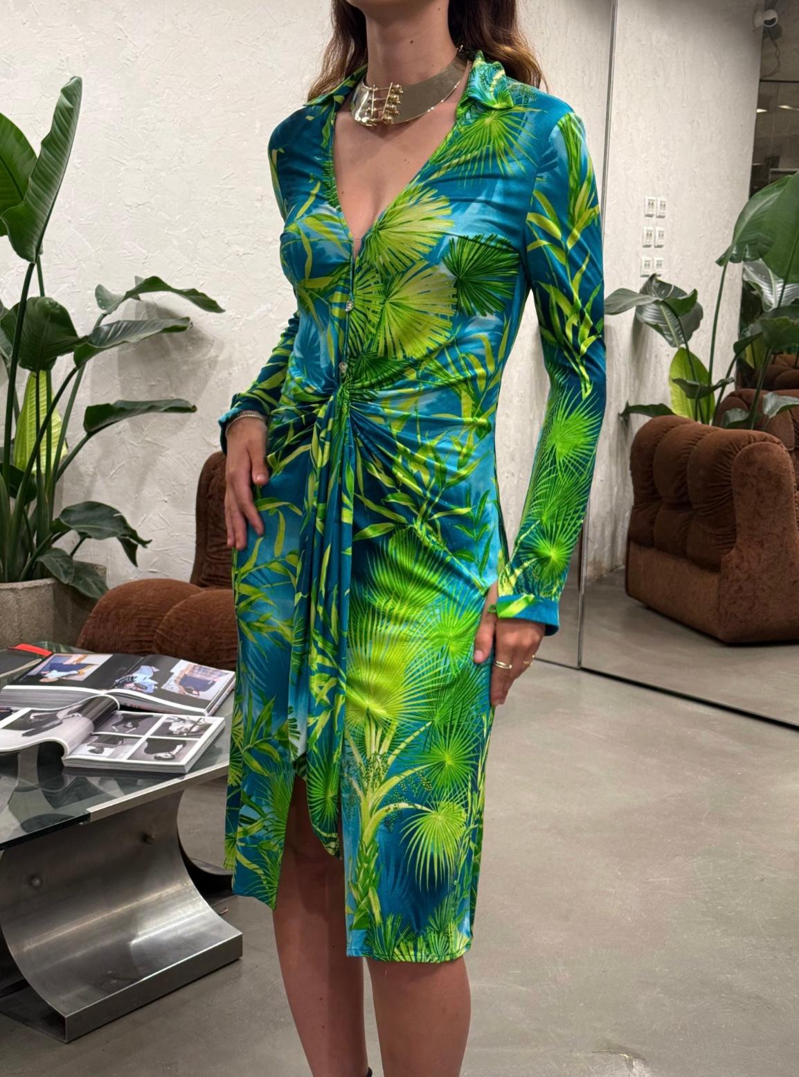 S/S2000 Gianni Versace robe midi jungle

Il s'agit de la rare version courte de la robe jungle emblématique rendue célèbre par Jennifer Lopez lors des Grammy Awards 2000 - une apparition si légendaire qu'elle a suscité la création de Google Images.