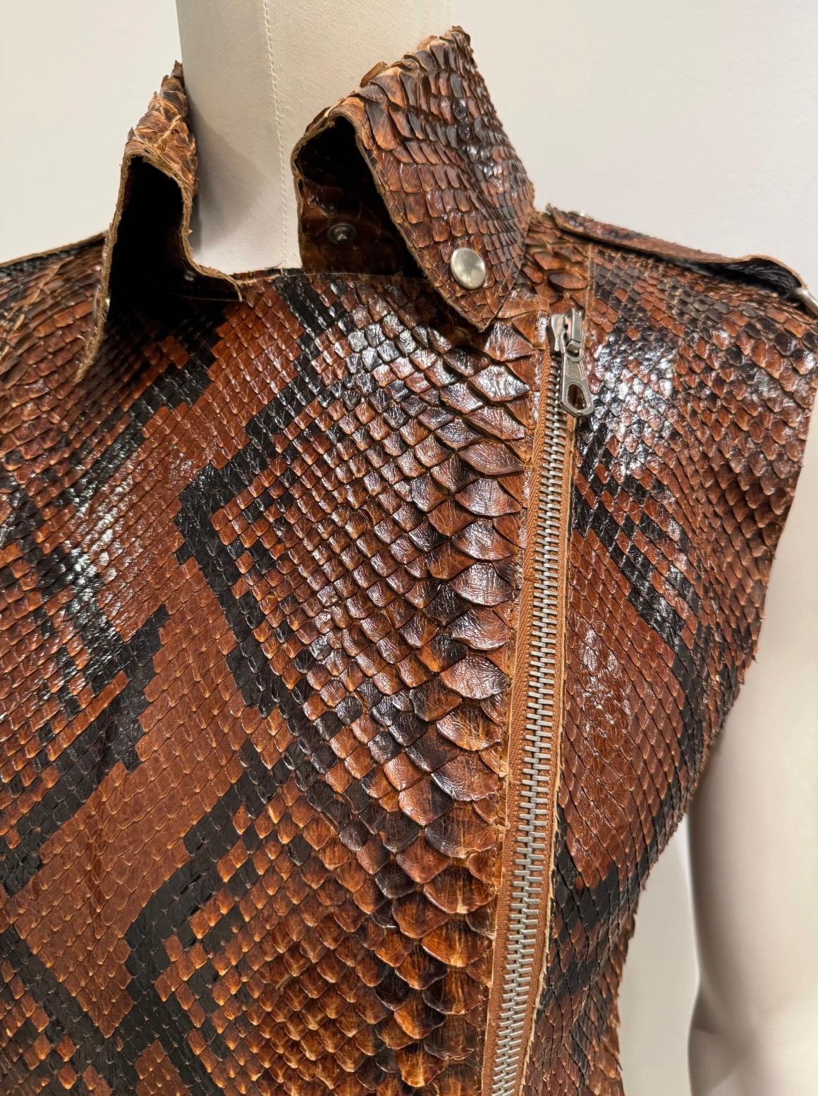 S/S2001 Dolce & Gabbana Top en cuir de python Pour femmes en vente