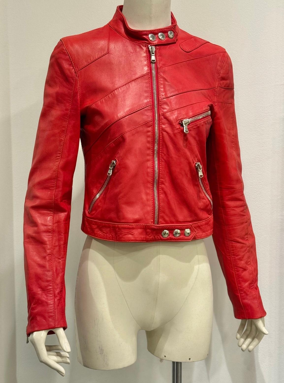 S/S 2001 Dolce & Gabbana runway biker leather jacket

Cette veste de motard rouge vif, issue de la collection printemps-été 2001 de Dolce & Gabbana, reflète l'énergie audacieuse de l'an 2000 de la marque. Confectionné en cuir lisse, il présente une