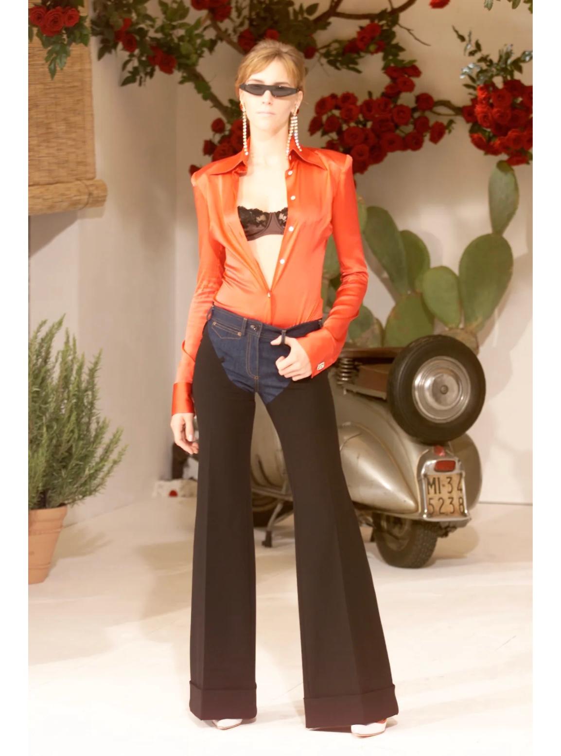 S/S 2001 Dolce & Gabbana pantalón western híbrido lana/dénim

De la icónica colección Primavera/Verano 2001, estos pantalones Dolce & Gabbana son una pieza de archivo destacada que fusiona la sastrería clásica con la inspiración occidental. Con un