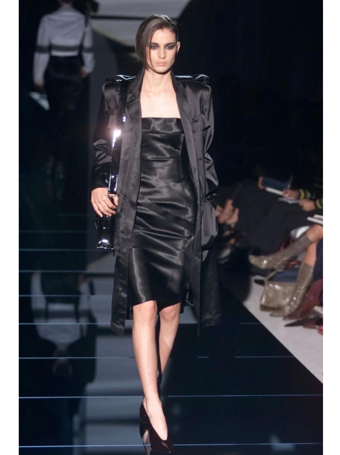 Cette élégante robe bustier de Gucci by Tom Ford est issue de la collection été 2001. Il est doté d'un design élégant et corseté qui galbe le corps avec élégance. La robe est confectionnée dans un luxueux tissu noir, offrant une coupe souple et