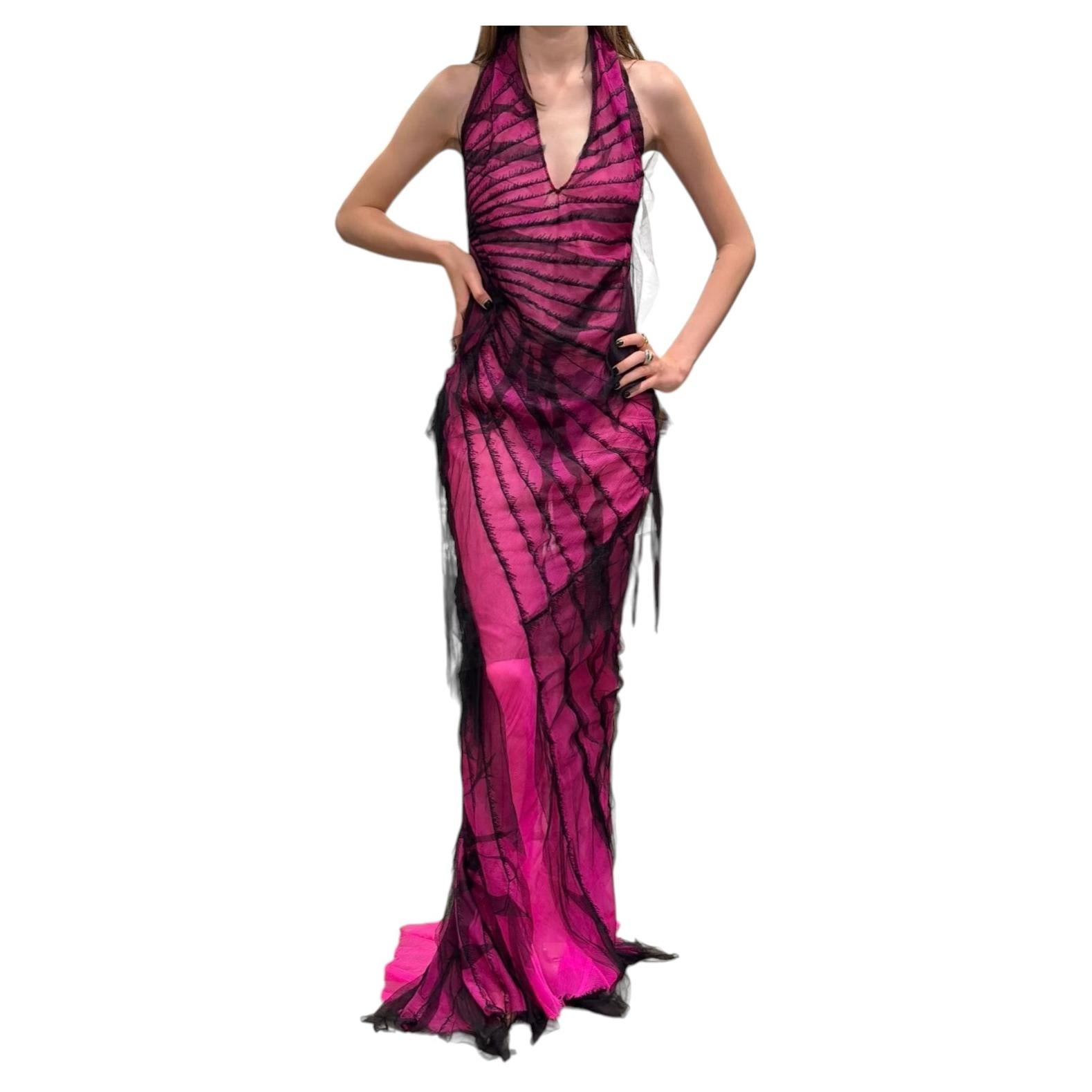 Robe de soirée dos nu en soie délavée, collection printemps-été 2001 de Roberto Cavalli, vue sur le podium