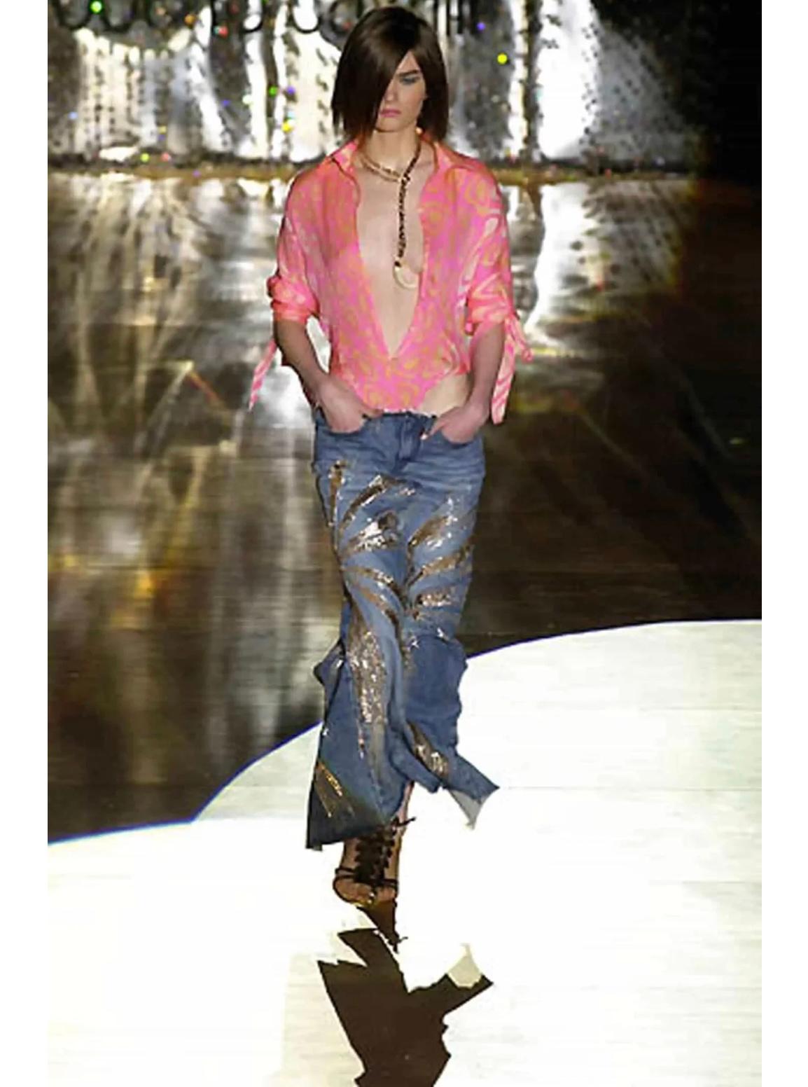 S/S 2001 Roberto Cavalli Laufsteg langer Jeansrock mit goldenen Details

Dieser auffällige Jeansrock aus der Roberto Cavalli-Laufstegkollektion Frühjahr/Sommer 2001 fängt den opulenten Geist der Marke ein. Die lange, gerade Silhouette mit dem rohen