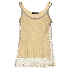 Conjunto de Dolce & Gabbana de la temporada primavera-verano 2002 con top de rejilla de J-Lo y cristales Swarovski
