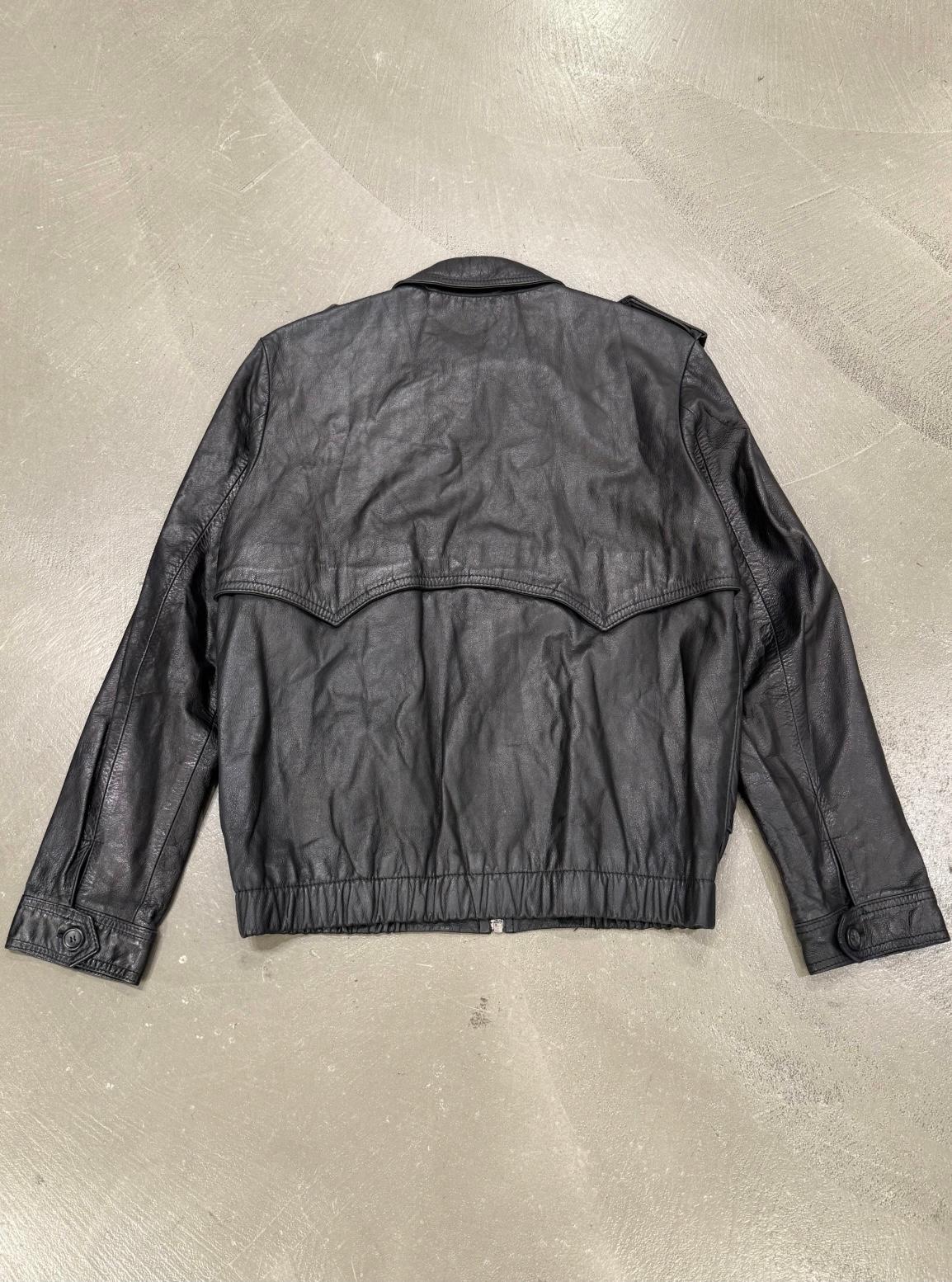 S/S 2002 Raf Simons runway cargo leather bomber jacket

Ce blouson bombardier de Raf Simons, issu de la collection printemps-été 2002, est une pièce d'archive rare en cuir noir. Il présente des poches exagérées de type cargo sur le devant, des