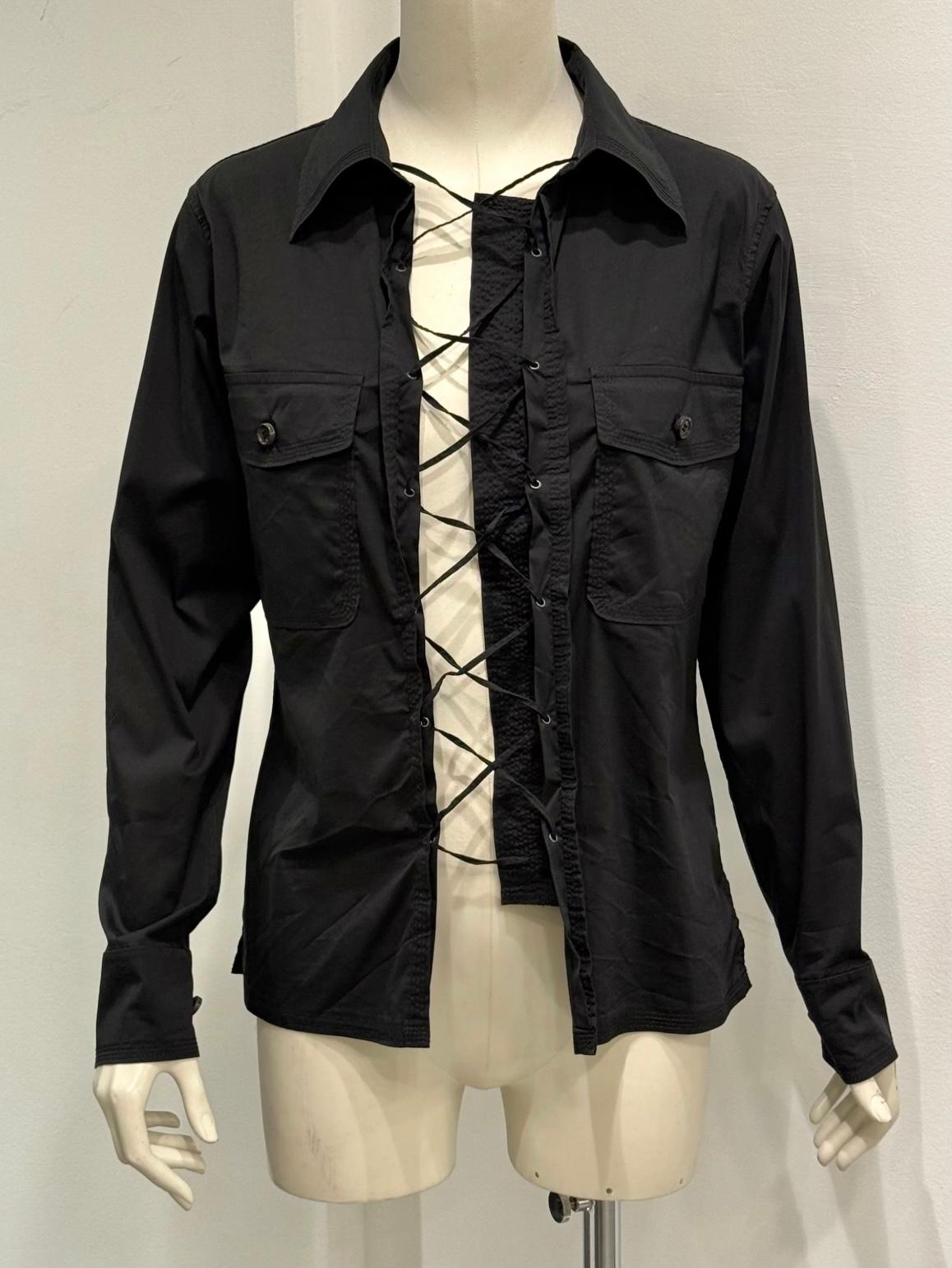 S/S 2002 Yves Saint Laurent by Tom Ford Safarihemd zum Schnüren

Dieses Yves Saint Laurent-Hemd von Tom Ford aus der Frühjahr/Sommer-Kollektion 2002 hat einen auffälligen Schnürverschluss auf der Vorderseite und interpretiert die klassische