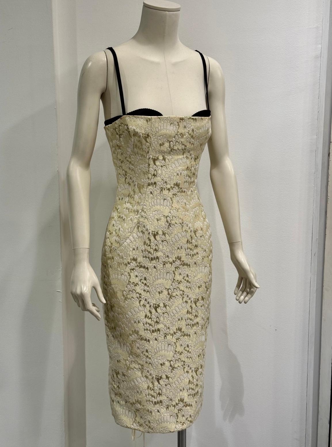 S/S 2003 Dolce & Gabbana - Robe bodycon avec soutien-gorge à corset

Cette robe bodycon de la collection printemps-été 2003 de Dolce & Gabbana évoque le glamour classique avec une touche de sensualité. Doté d'un soutien-gorge corset intégré, de