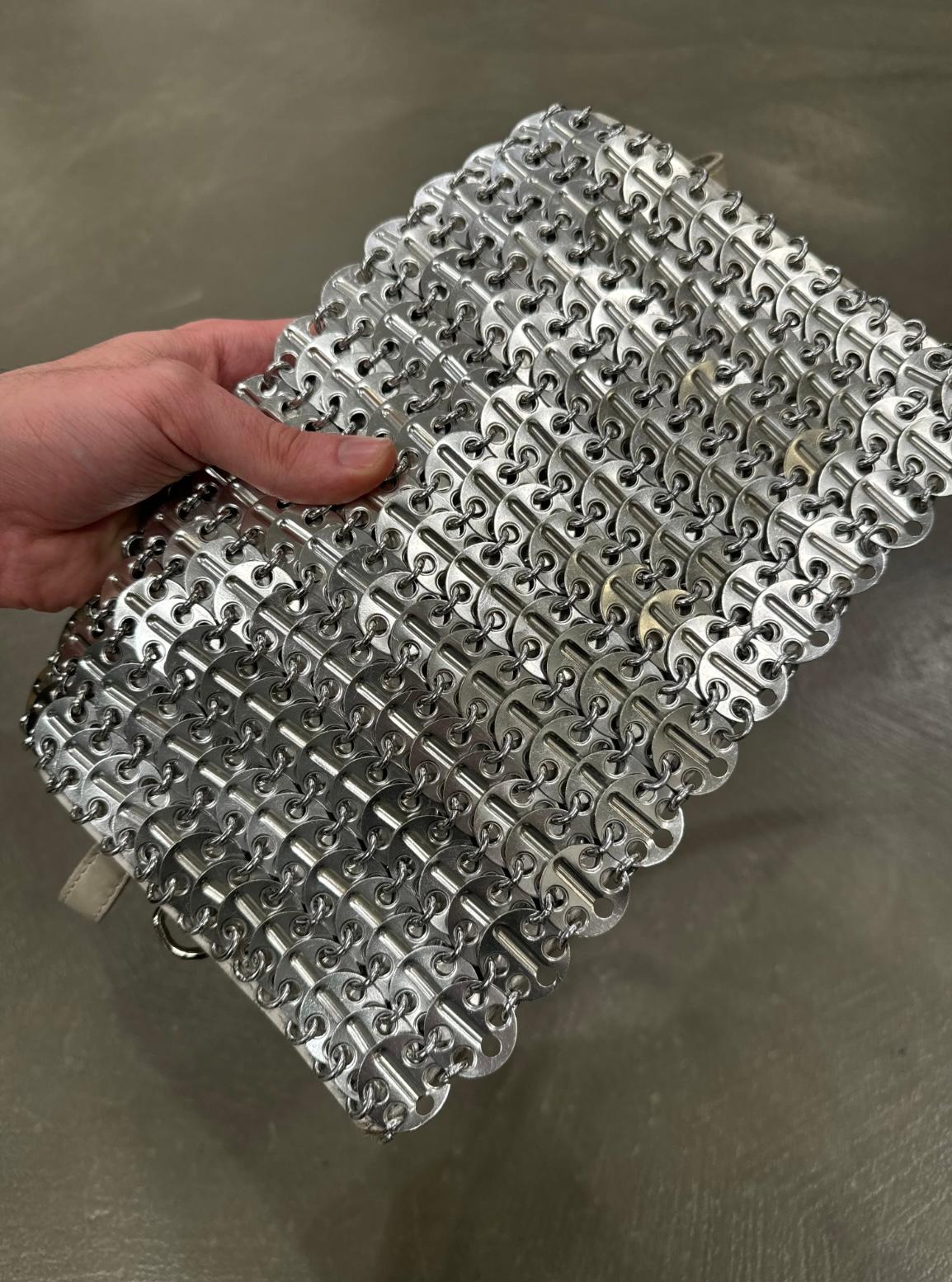 Borsa Dolce & Gabbana in metallo per la P/E 2003

Questa straordinaria borsa di Dolce & Gabbana della collezione Primavera/Estate 2003 è un vero e proprio pezzo forte. Realizzato con elementi metallici a incastro, sfoggia un'estetica futuristica e