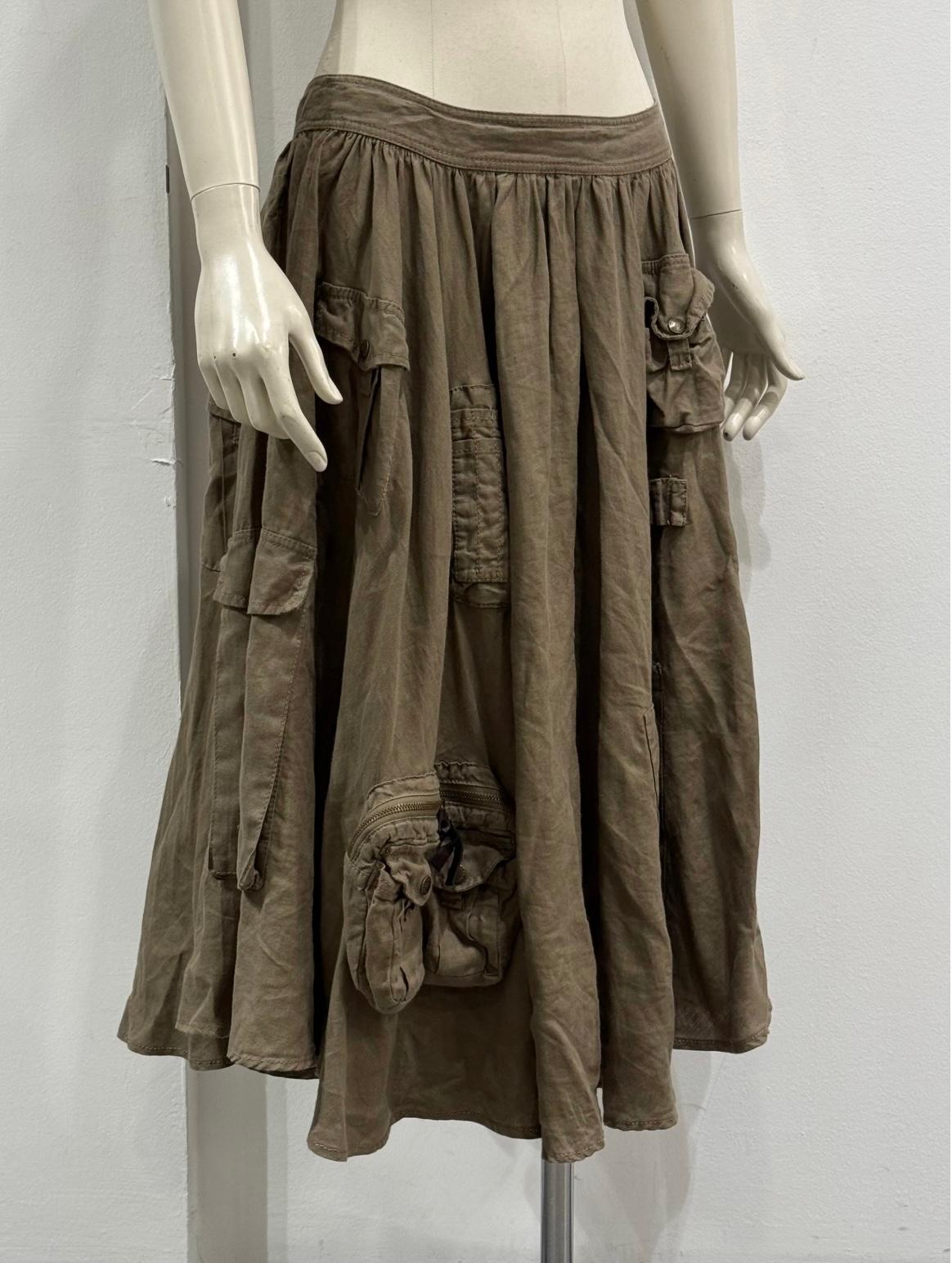 S/S 2003 Dolce & Gabbana - Jupe militaire cargo multi-poches

Cette jupe Dolce & Gabbana de la collection printemps/été 2003 reprend l'esthétique militaire utilitaire avec une touche féminine raffinée. Confectionné en lin structuré, il présente de