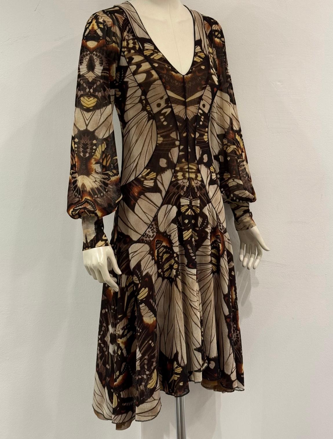 S/S2003 Jean Paul Gaultier - Robe midi papillon

Cette robe Jean Paul Gaultier de la collection printemps/été 2003 présente un imprimé complexe inspiré des papillons dans des tons terreux, créant un motif symétrique saisissant sur tout le corps.