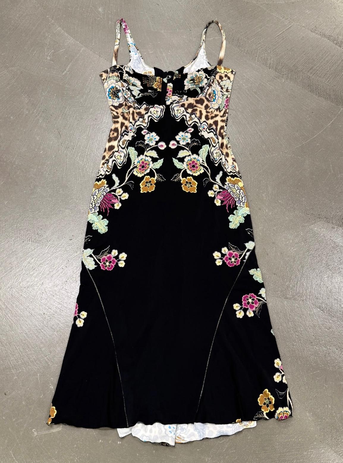 S/S2003 Roberto Cavalli Robe corsetée imprimée Chinoiserie

Cette robe Roberto Cavalli de la collection printemps-été 2003 présente un motif floral d'inspiration chinoise contrastant avec des touches d'imprimé animalier sur le corsage corseté. Le