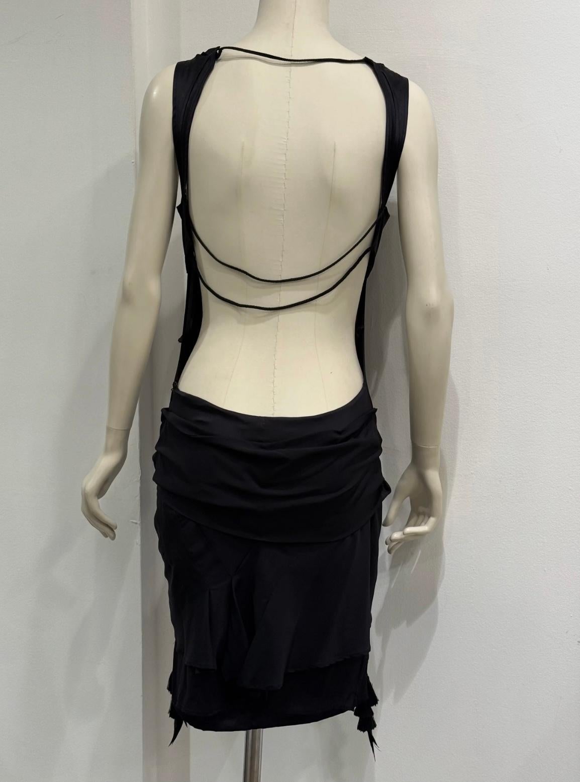 S/S 2004 Gucci by Tom Ford robe corsetée bondage

Cette robe Gucci de la collection printemps/été 2004 de Tom Ford est un exemple frappant du glamour provocateur du créateur. Doté d'une armature de type corset, il présente un bustier structuré, des