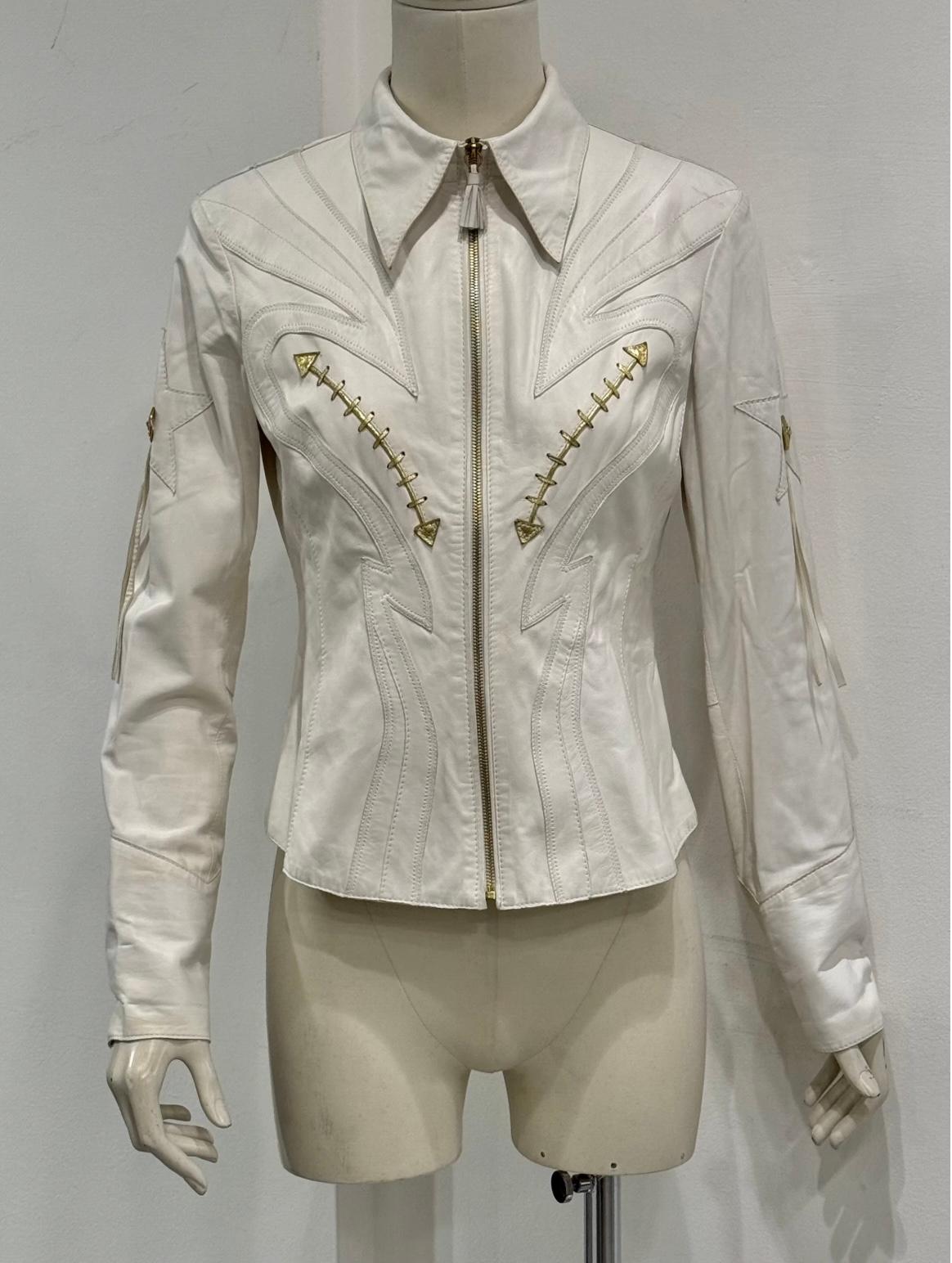 S/S 2004 Roberto Cavalli runway western leather jacket

This Roberto Cavalli leather jacket from the Spring/Summer 2004 runway collection embodies the brand's iconic Western-inspired aesthetic. Crafted from soft white leather, it features pointed