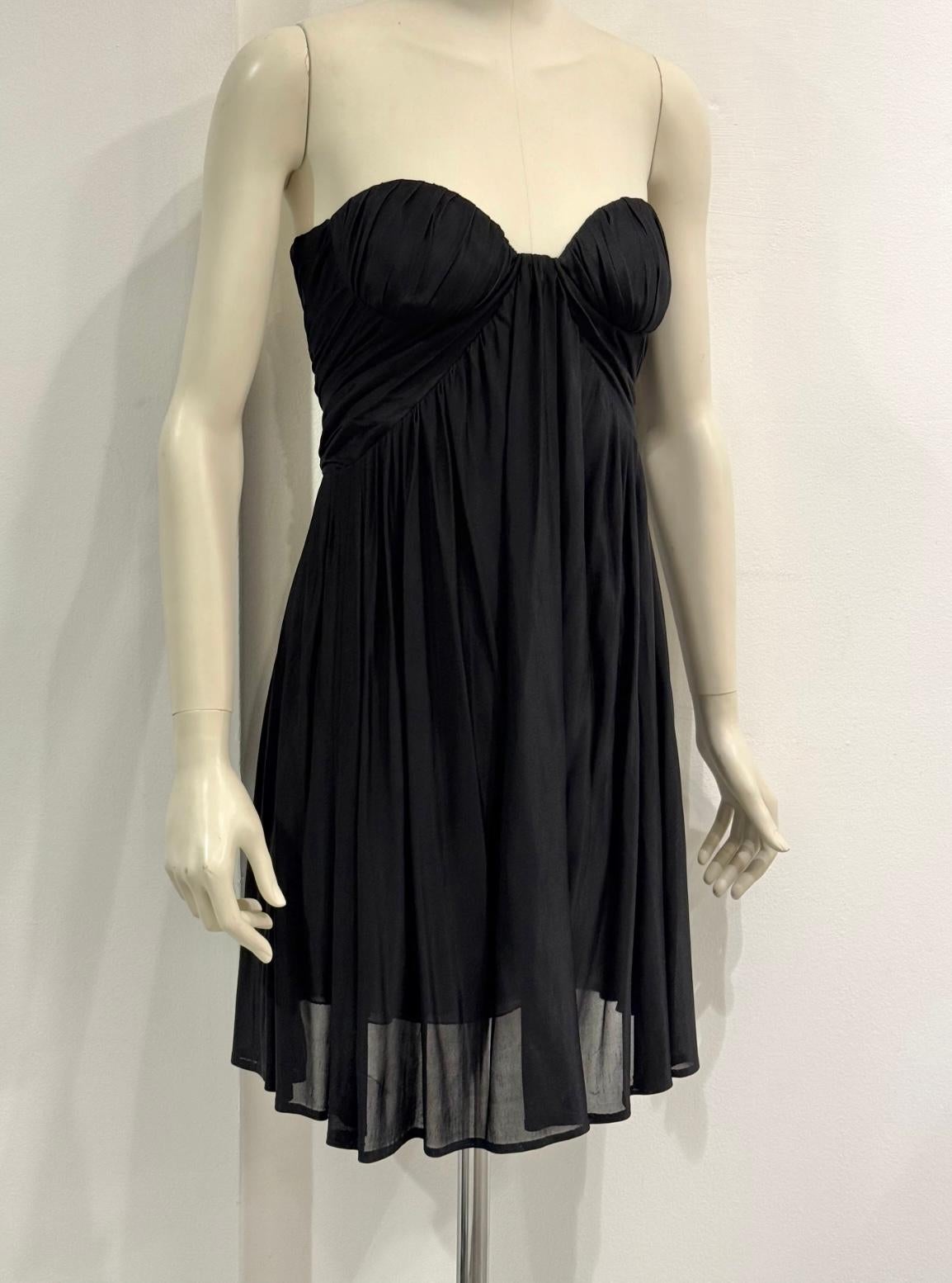 Black Mini robe en mousseline de soie drapée sans bretelles pour le défilé S/S2005 Alexander McQueen en vente