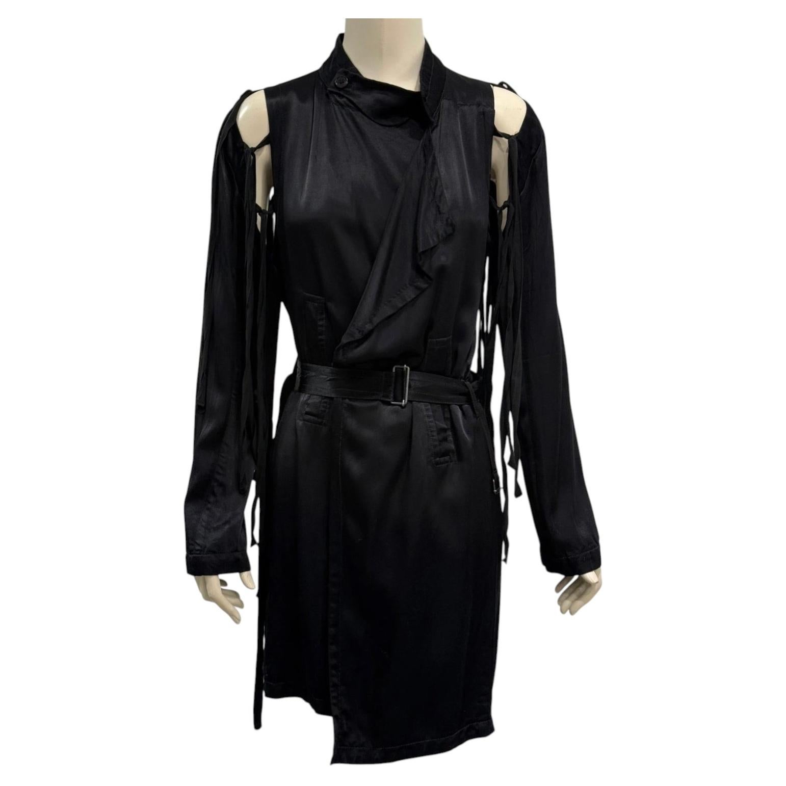 Abrigo con aberturas y cinturón de la colección de pasarela de Ann Demeulemeester, primavera/verano 2005 en venta