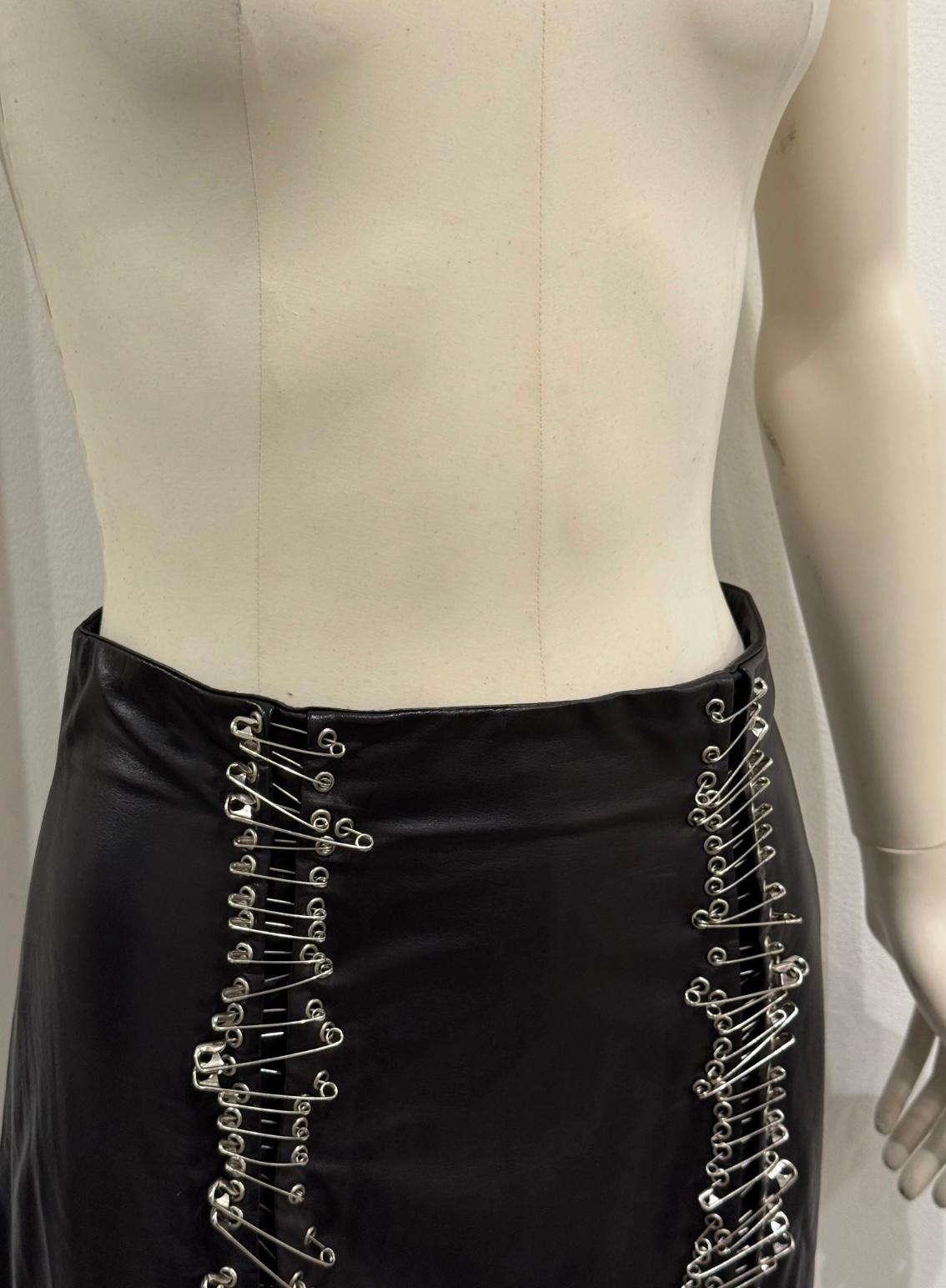 Noir S/S2011 Balmain by Christopher Decarnin jupe en cuir à épingles de sûreté en vente