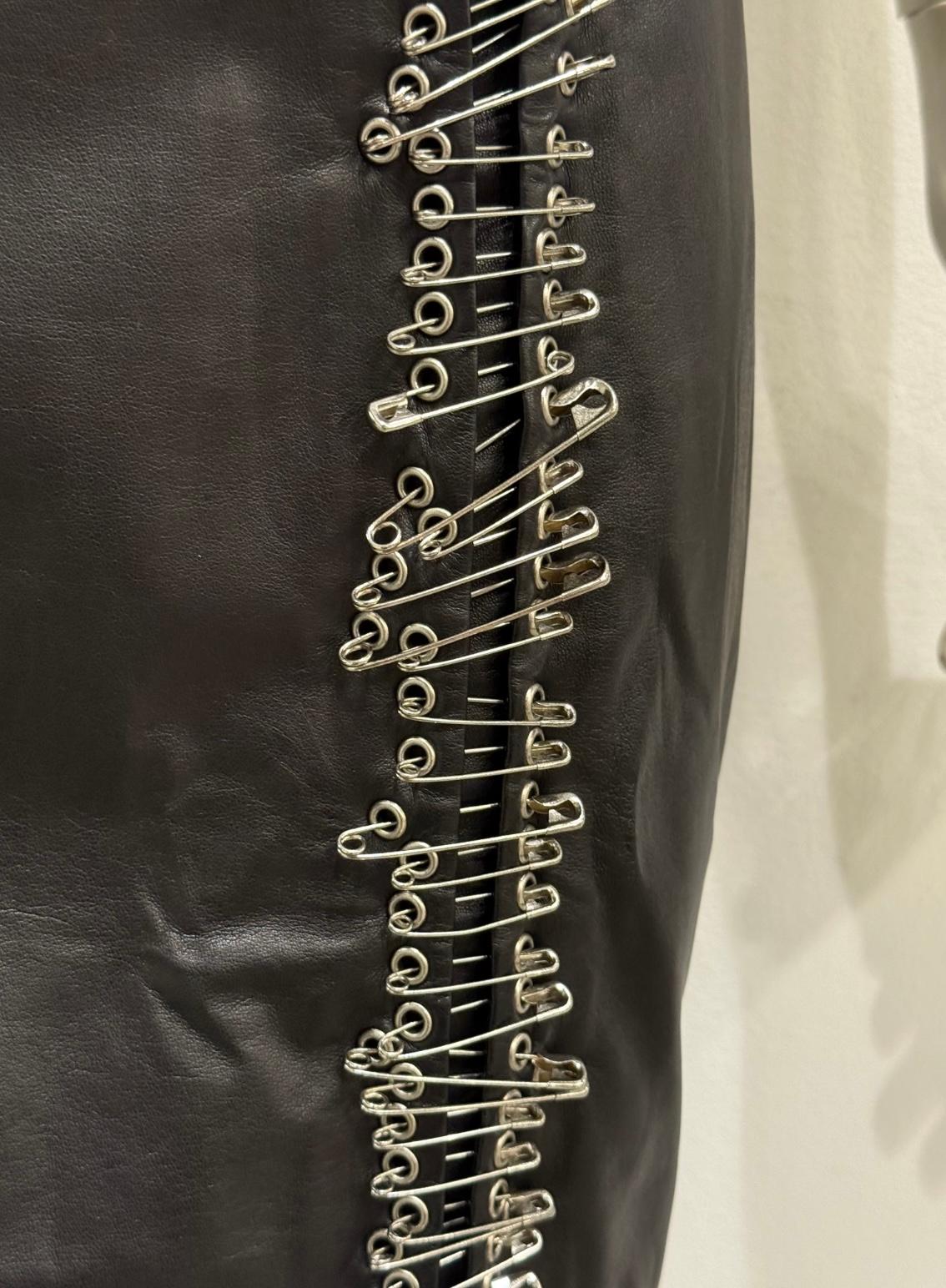 S/S2011 Balmain by Christopher Decarnin jupe en cuir à épingles de sûreté Unisexe en vente